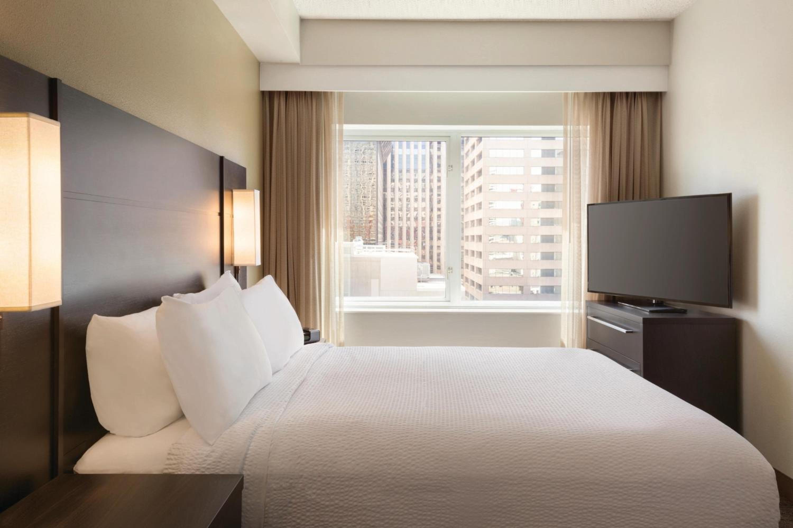 One-Bedroom Suite with City View - Photo 18