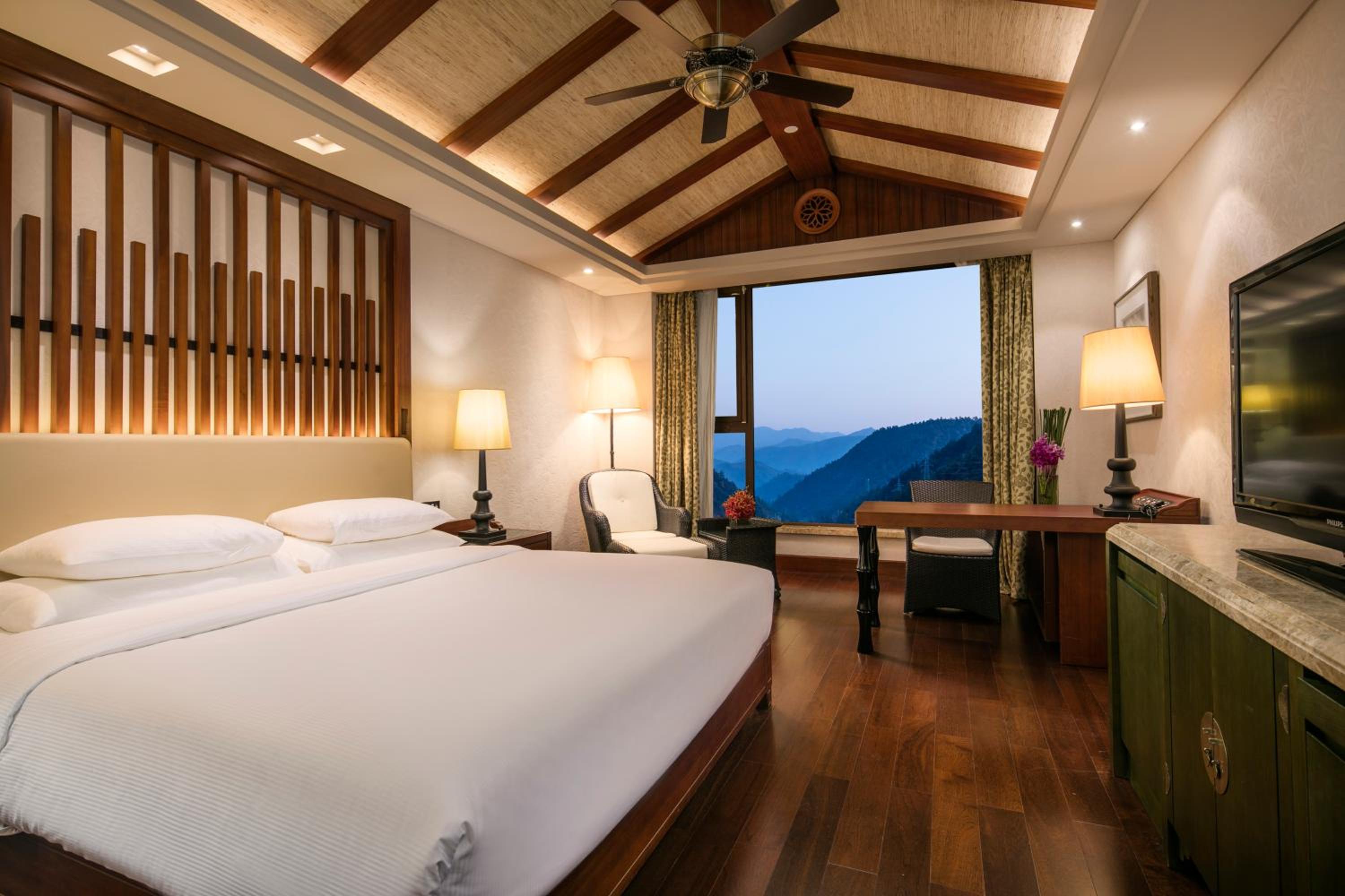 King Guest Room with Mountain View photo 3