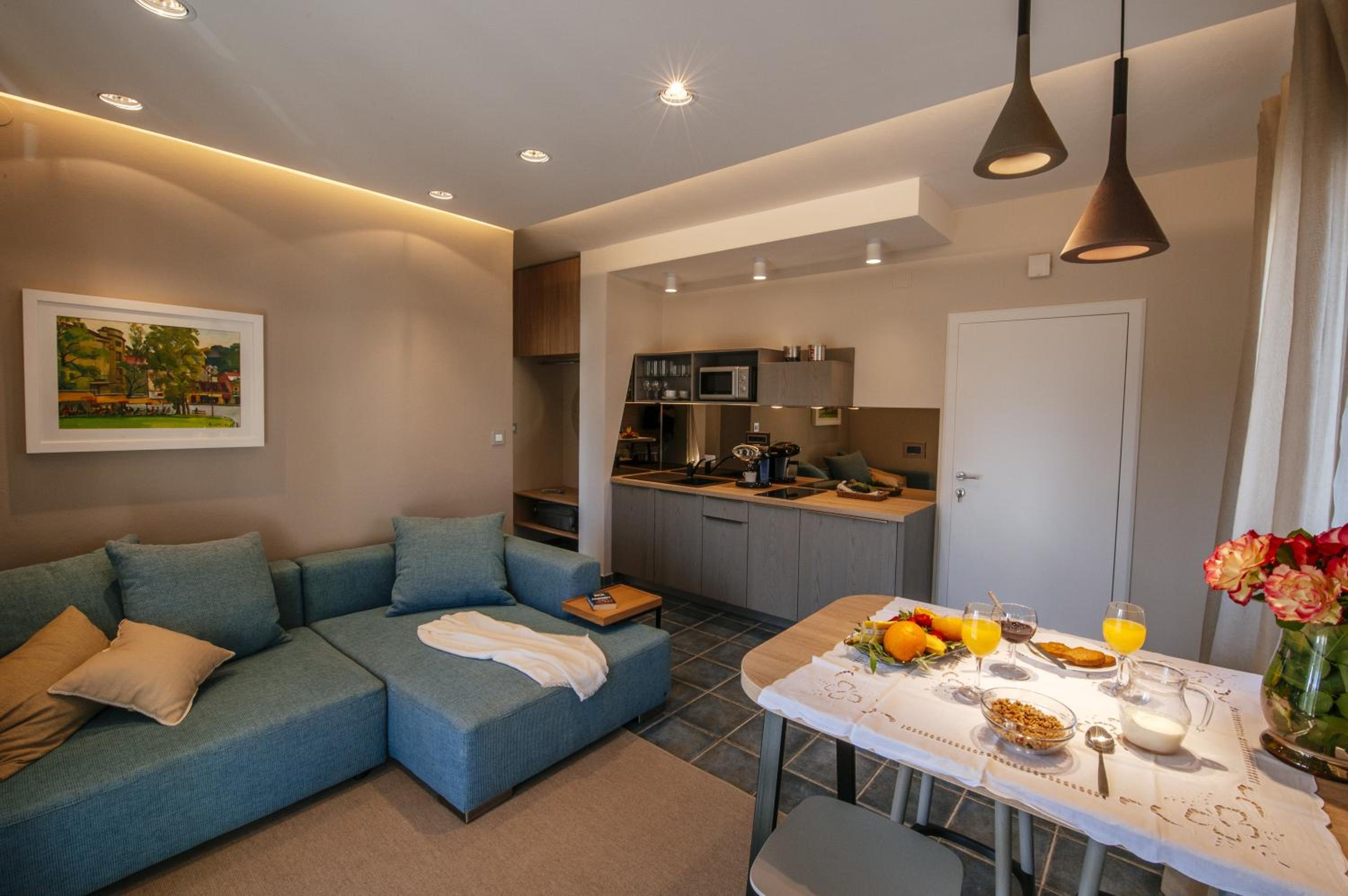 Deluxe One-Bedroom Apartment with Balcony (2 Adults+ 2 Children) - Photo 9