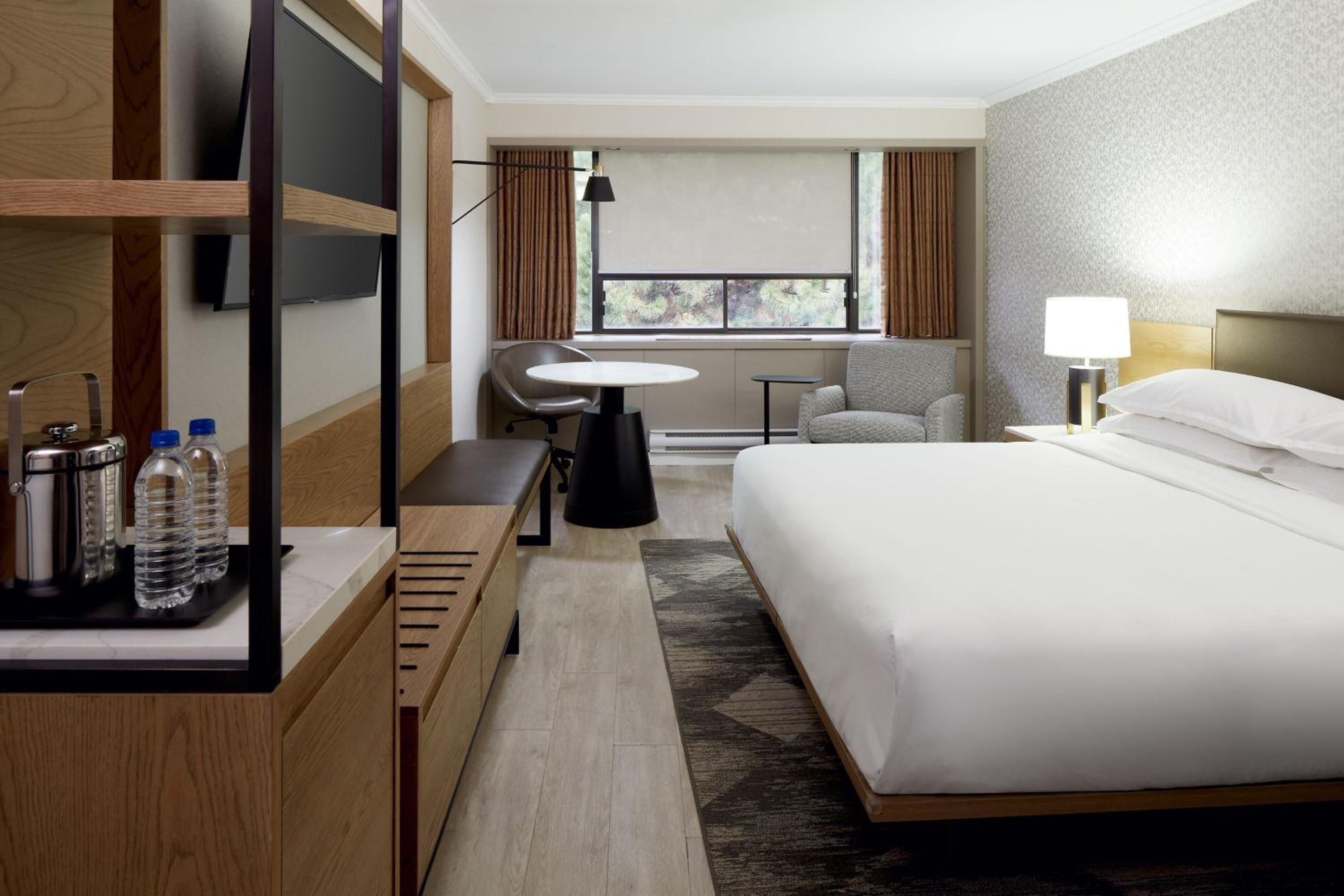 Guest Room, 1 King - Photo 1
