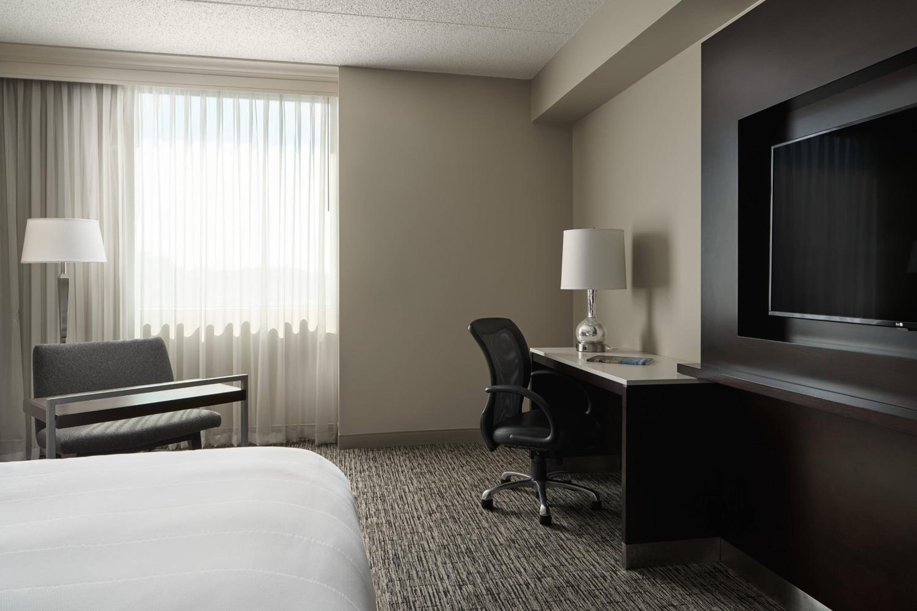 Larger Guest room, 1 King, Corner room photo 1