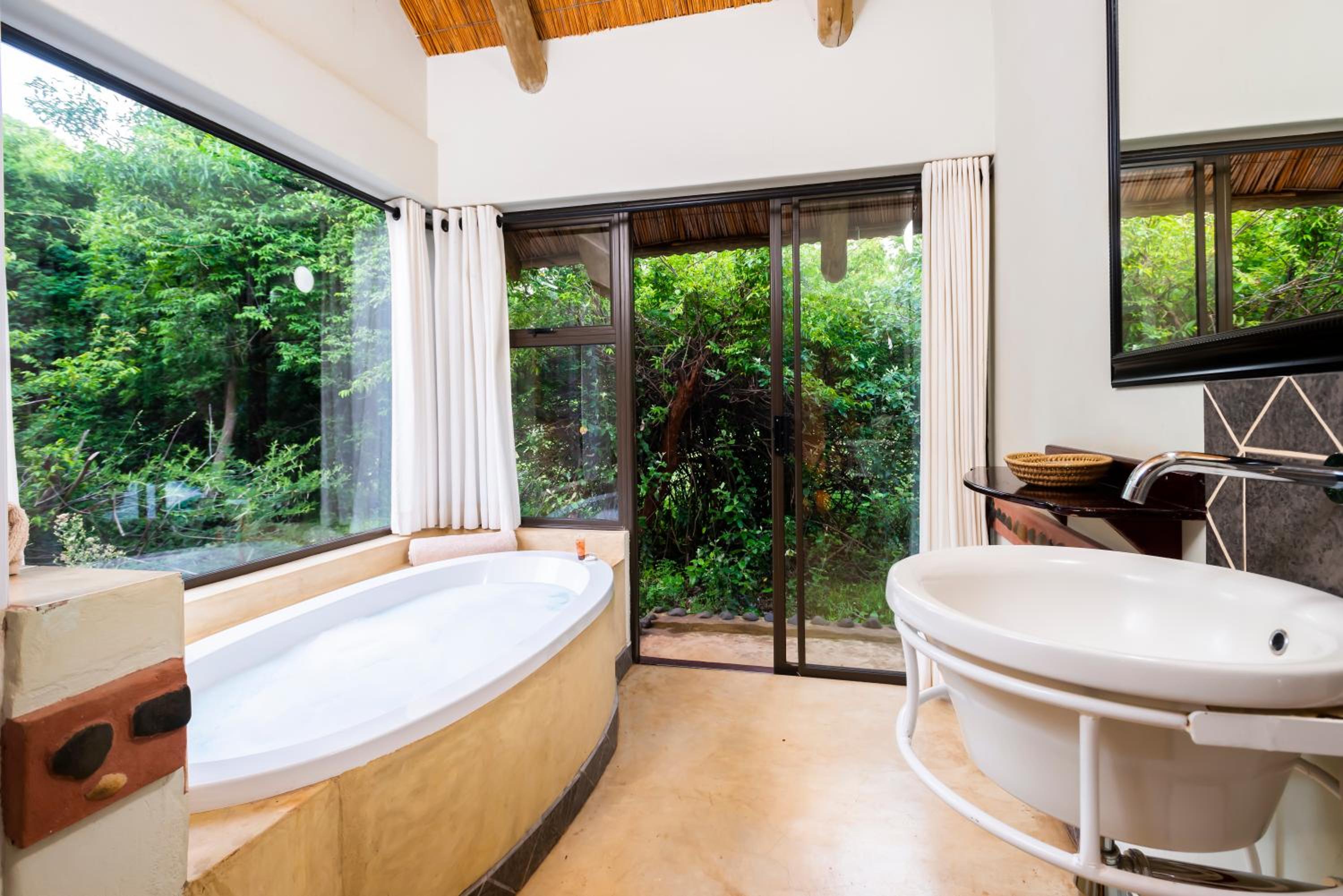 Luxury Suite with Hot Tub photo 2