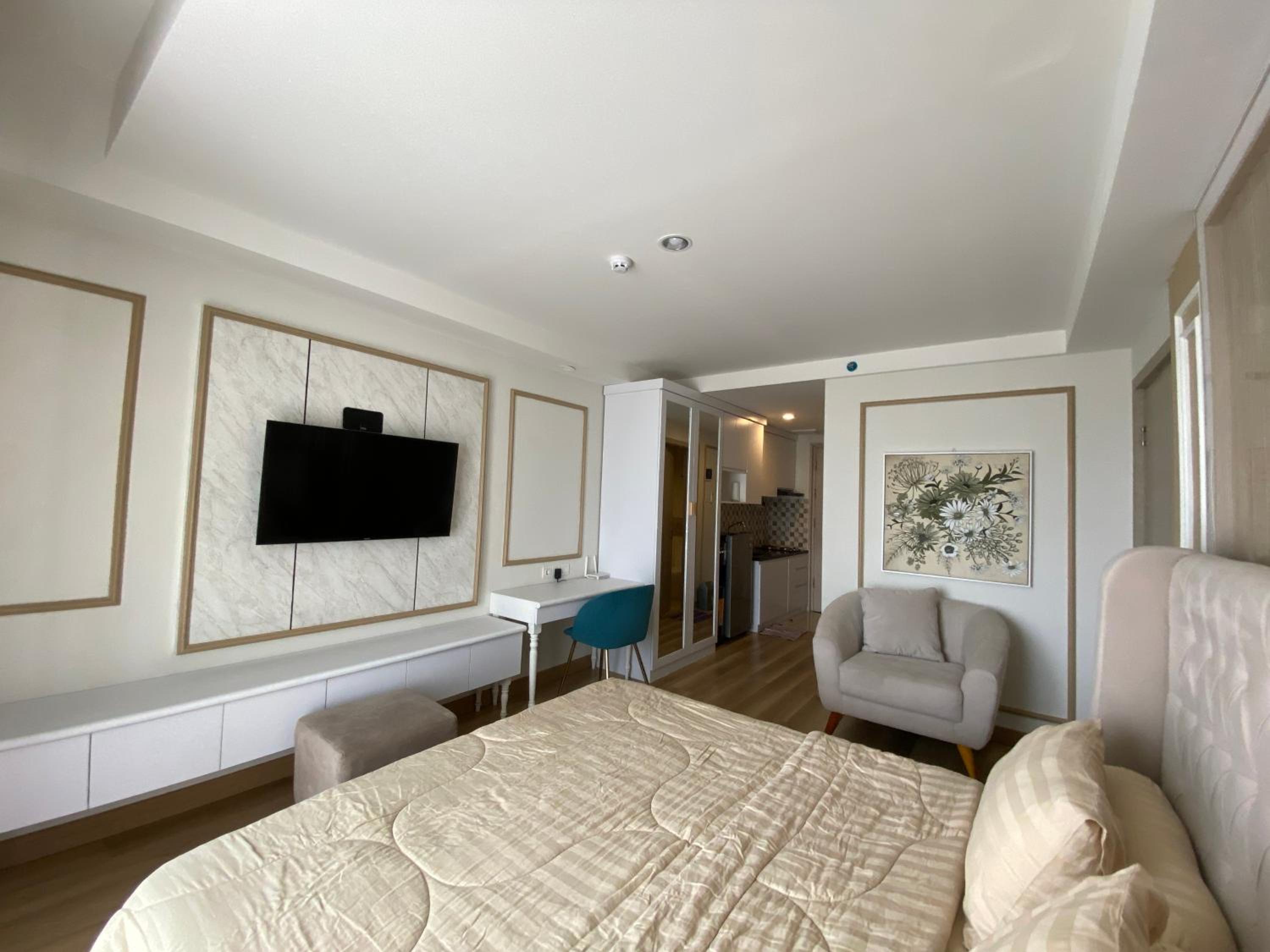 One-Bedroom Apartment photo 1