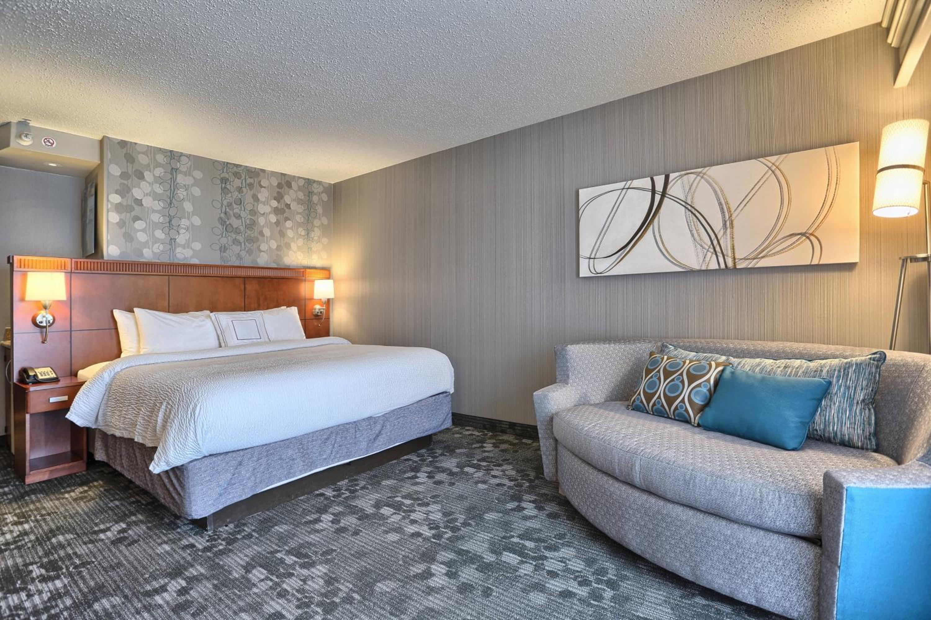 King Room with Sofa Bed - Photo 7