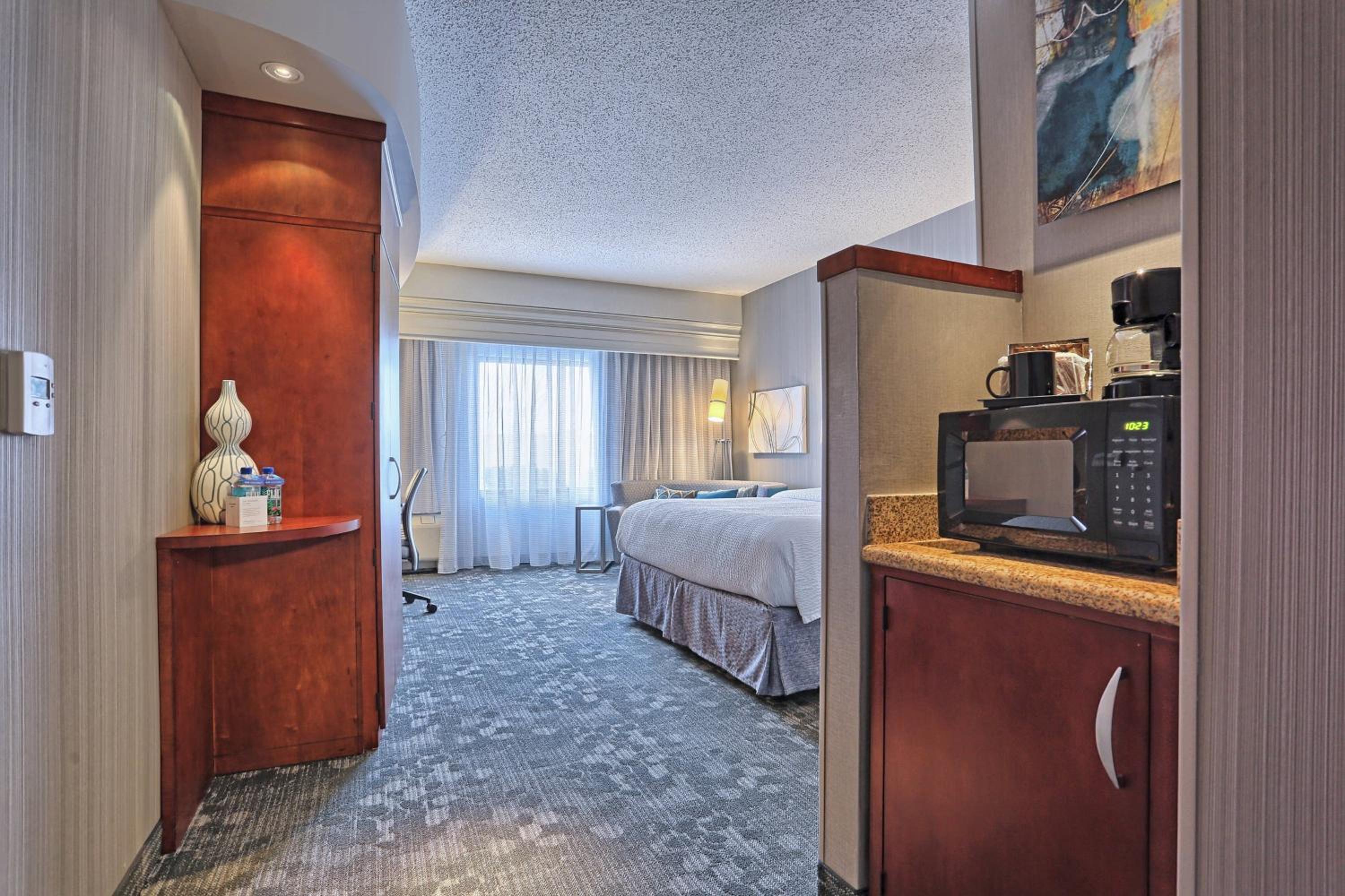 King Room with Sofa Bed - Photo 5