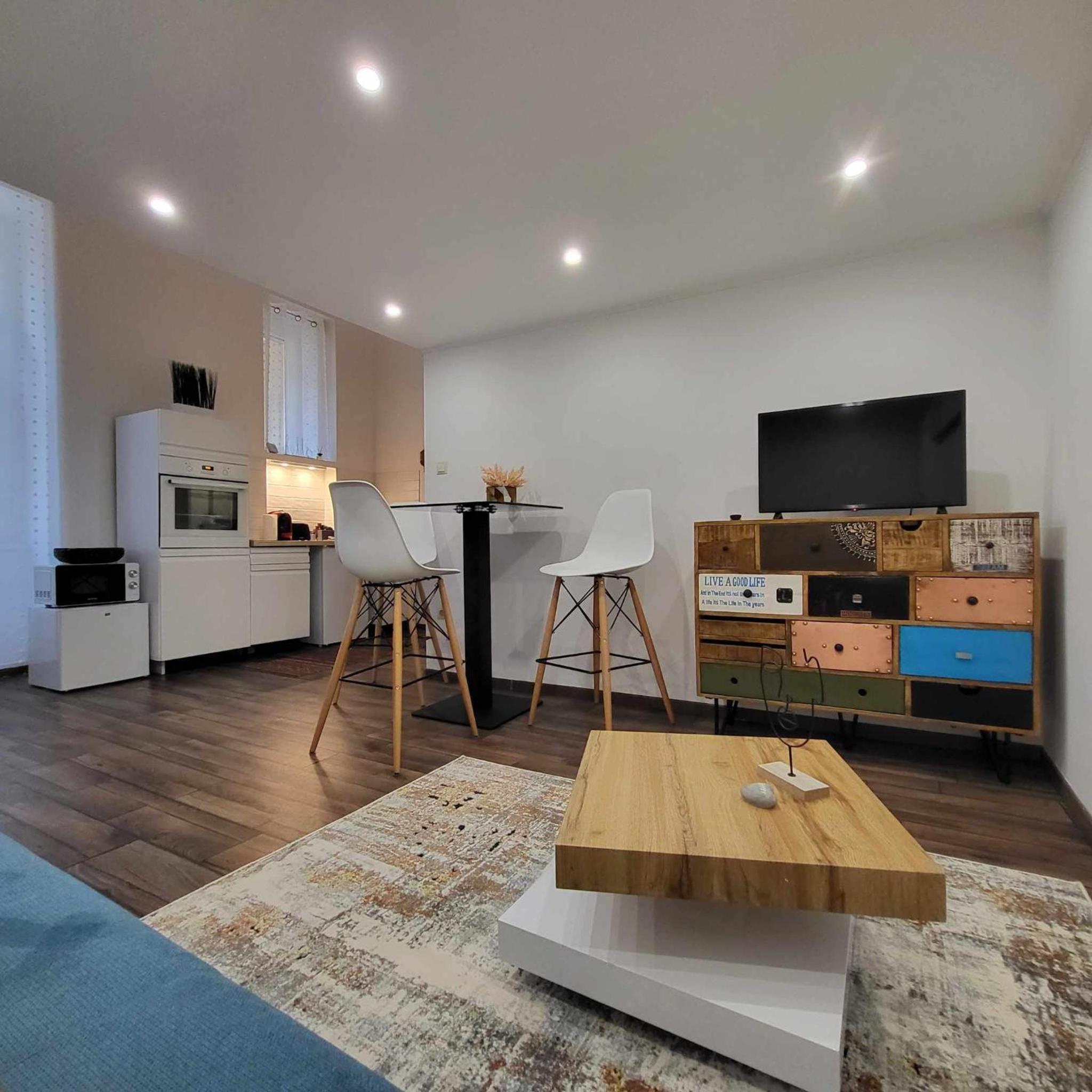 One-Bedroom Apartment photo 1