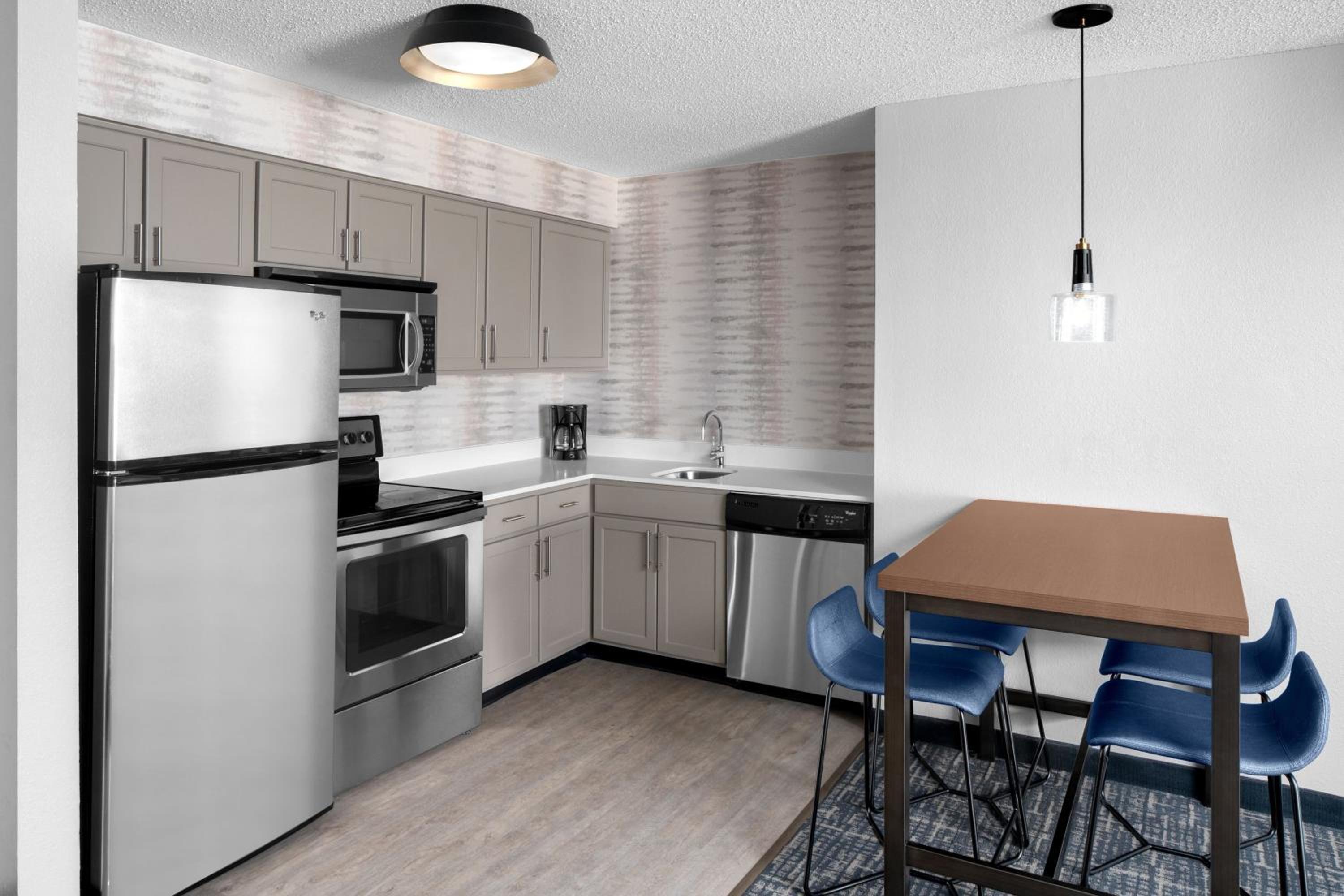 Two-Bedroom Suite - Photo 7