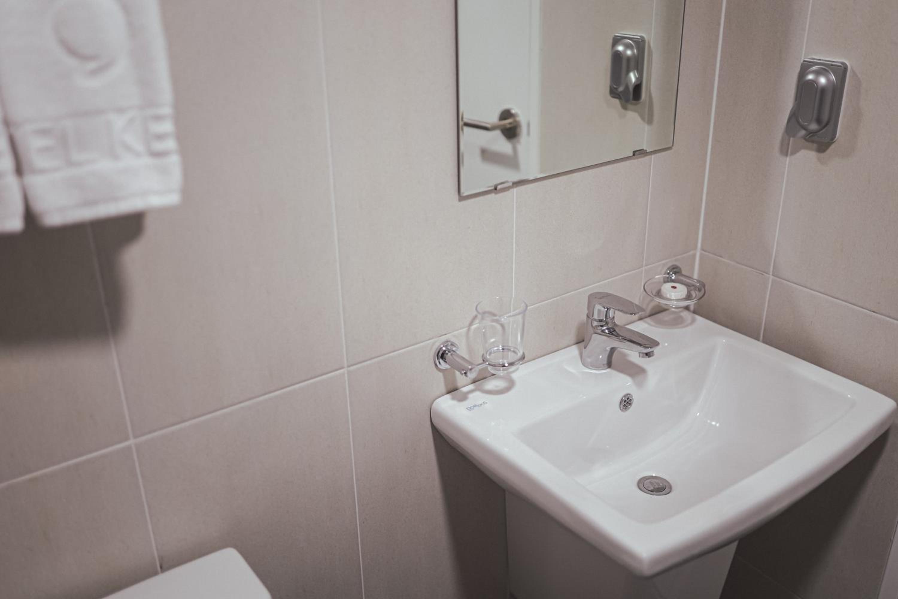 Standard Double Room - Photo 7