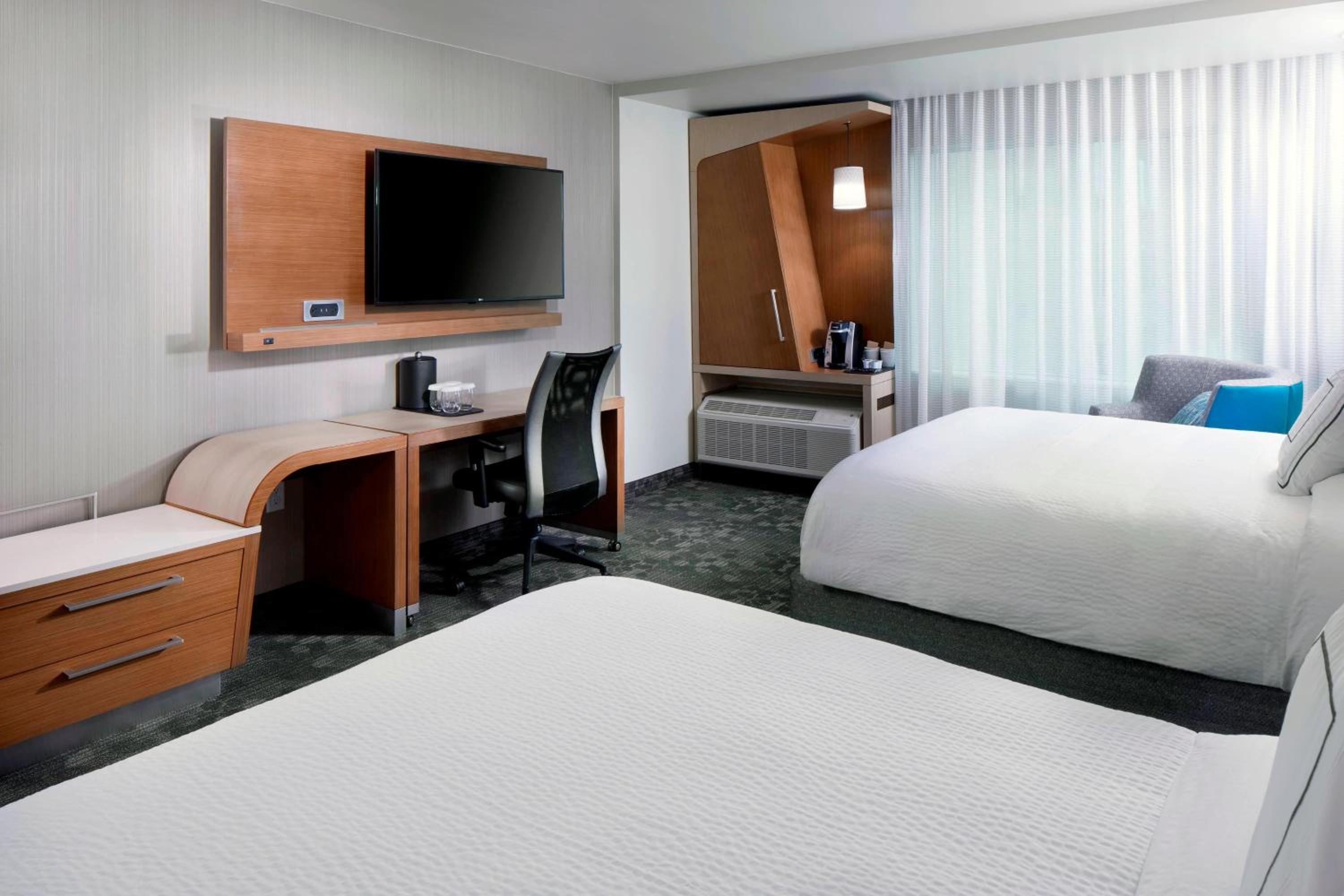 Queen Room with Two Queen Beds photo 2