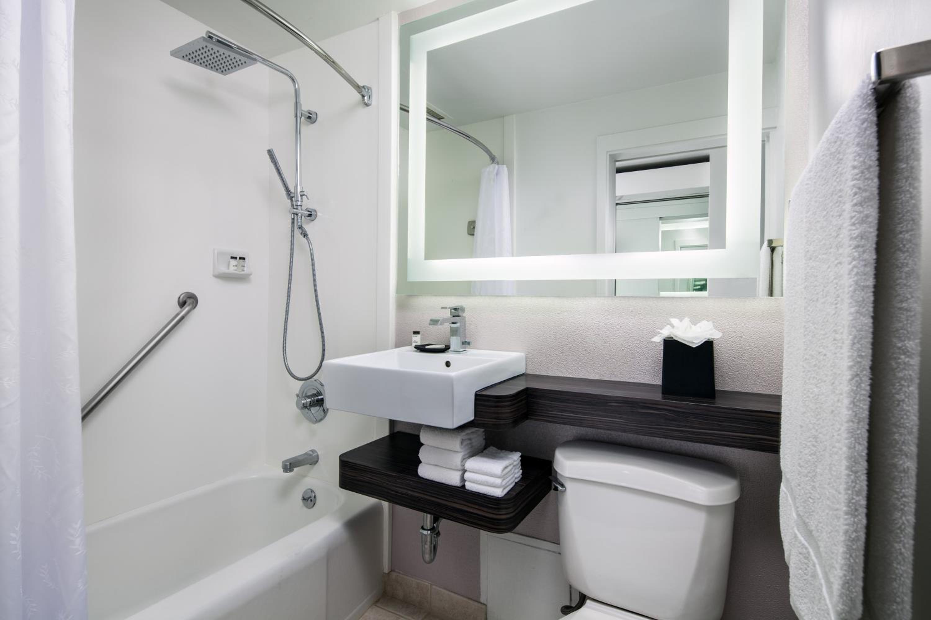 Guest room, 1 Queen, City view