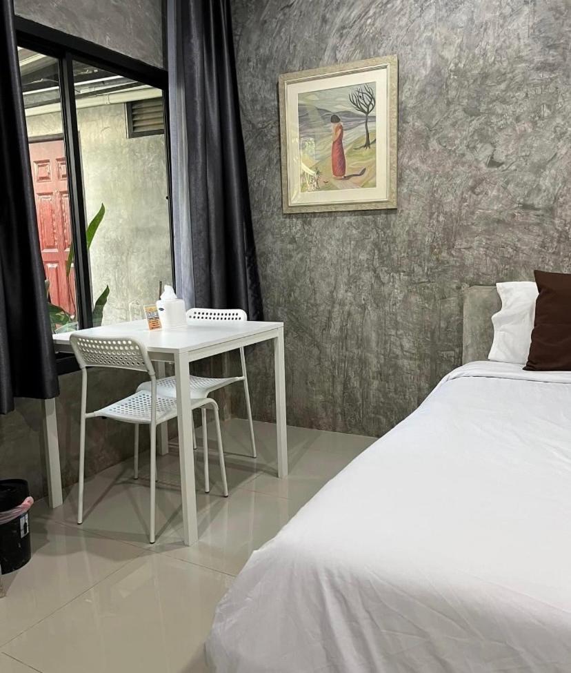 Queen Room with Balcony - Photo 7