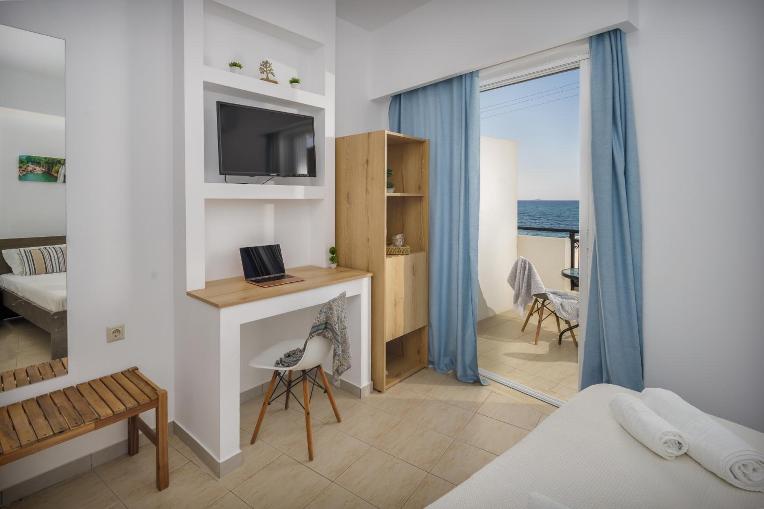 Deluxe Double Room with Balcony and Sea View photo 3