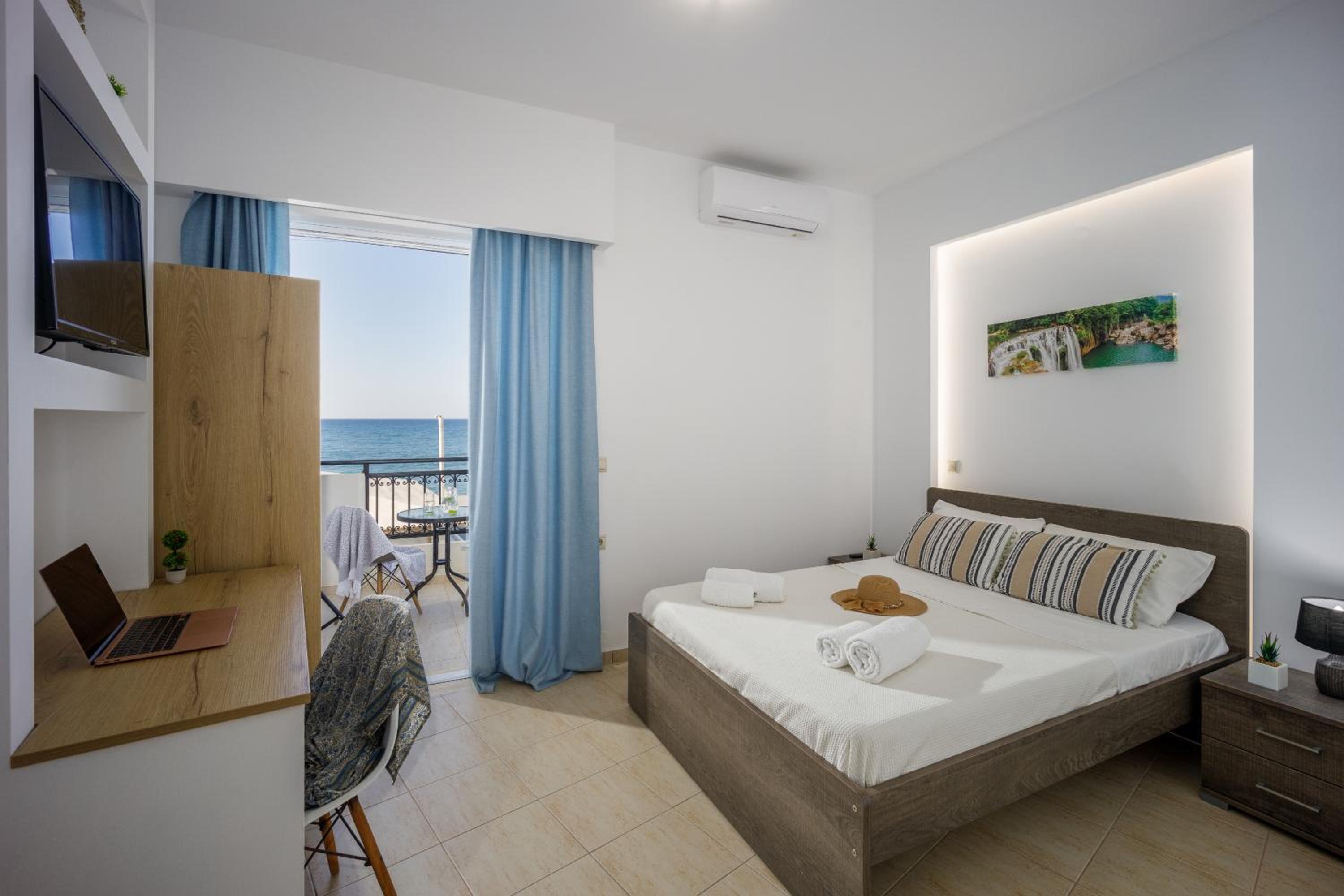 Deluxe Double Room with Balcony and Sea View photo 1