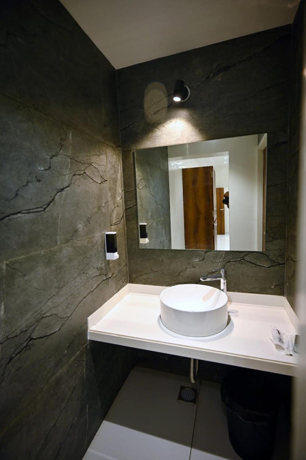 Deluxe King Room photo 3