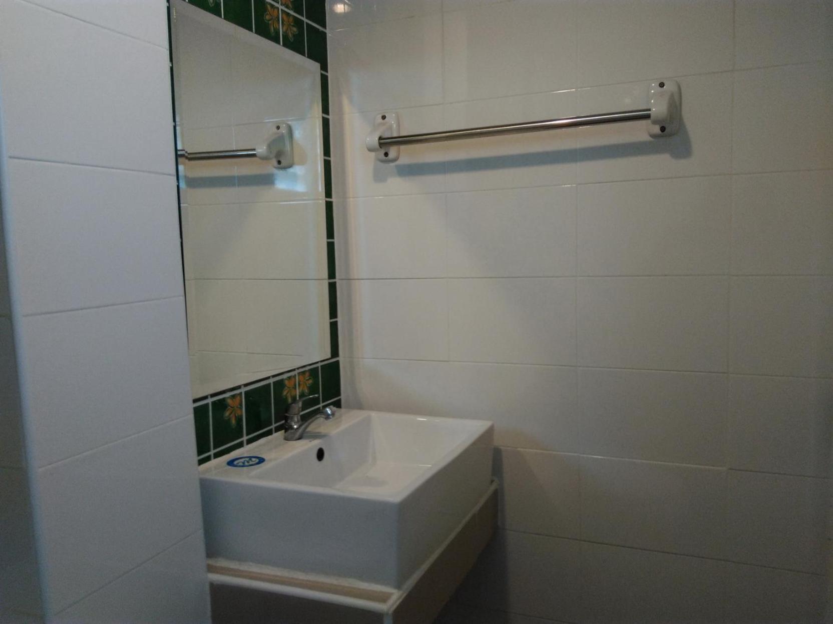 Twin Room with Balcony - Photo 3