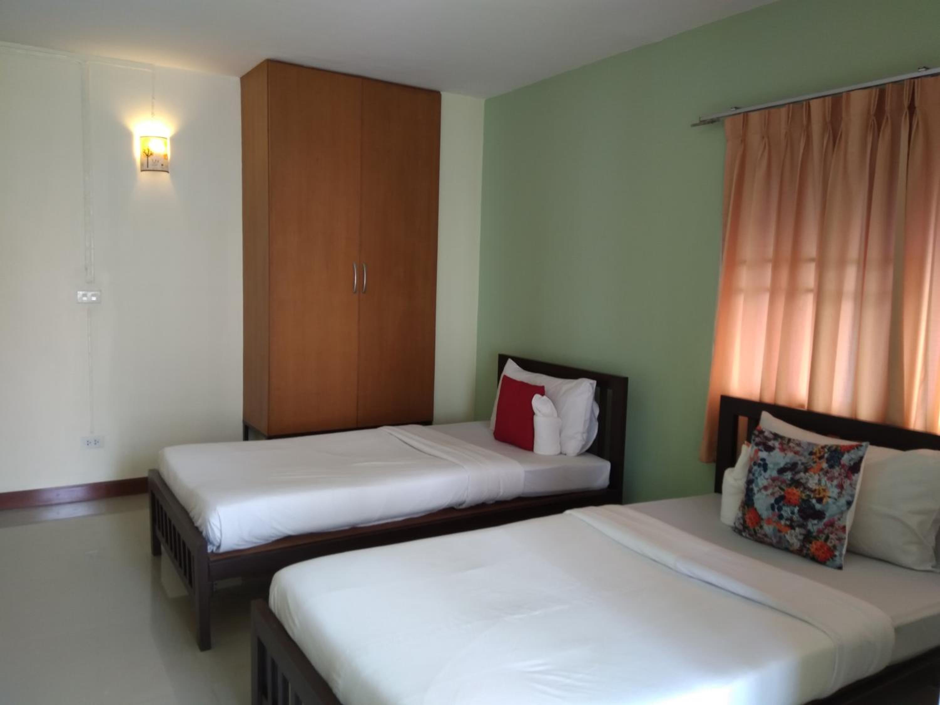 Twin Room with Balcony - Photo 10