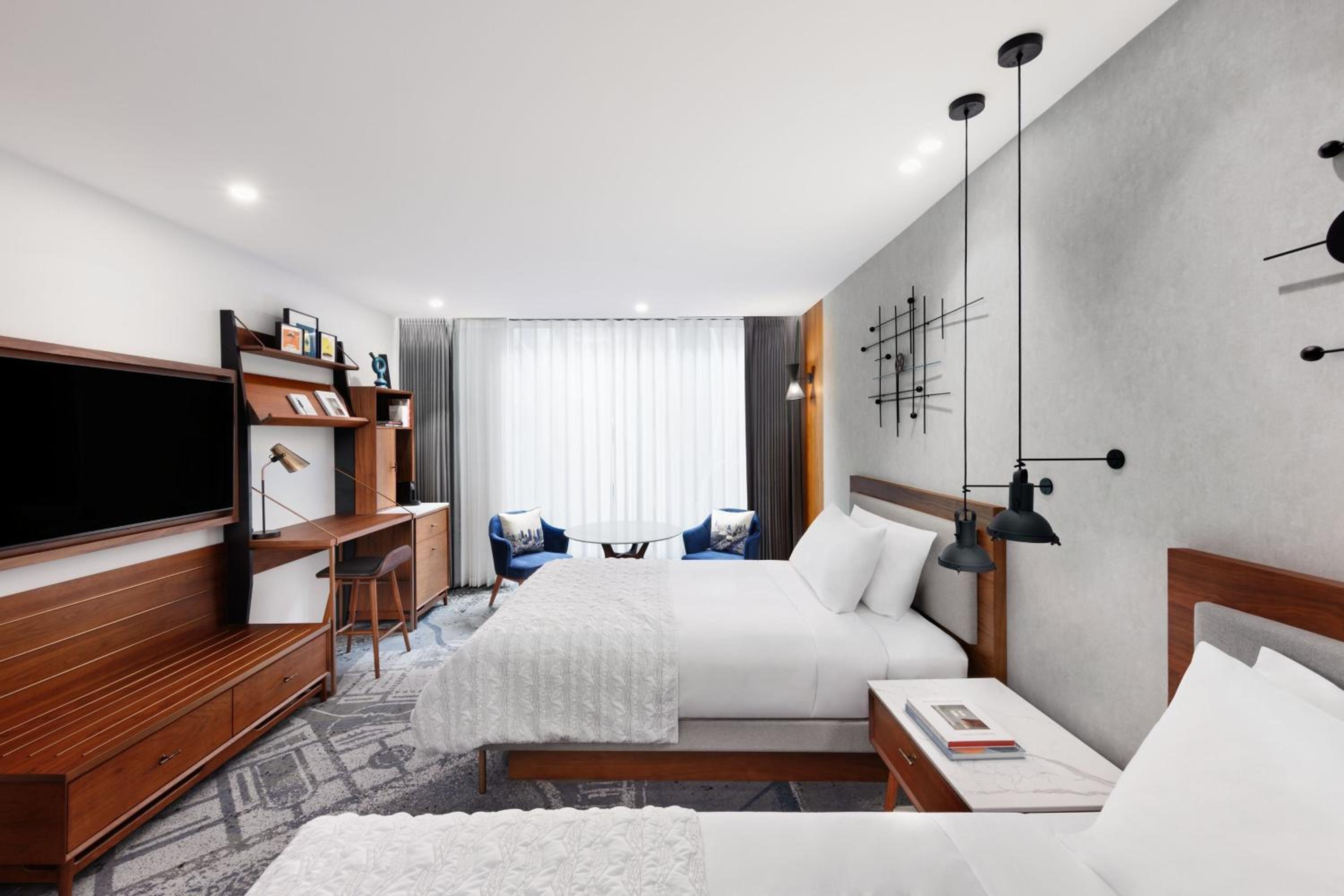 Superior King Room with City View - Photo 6
