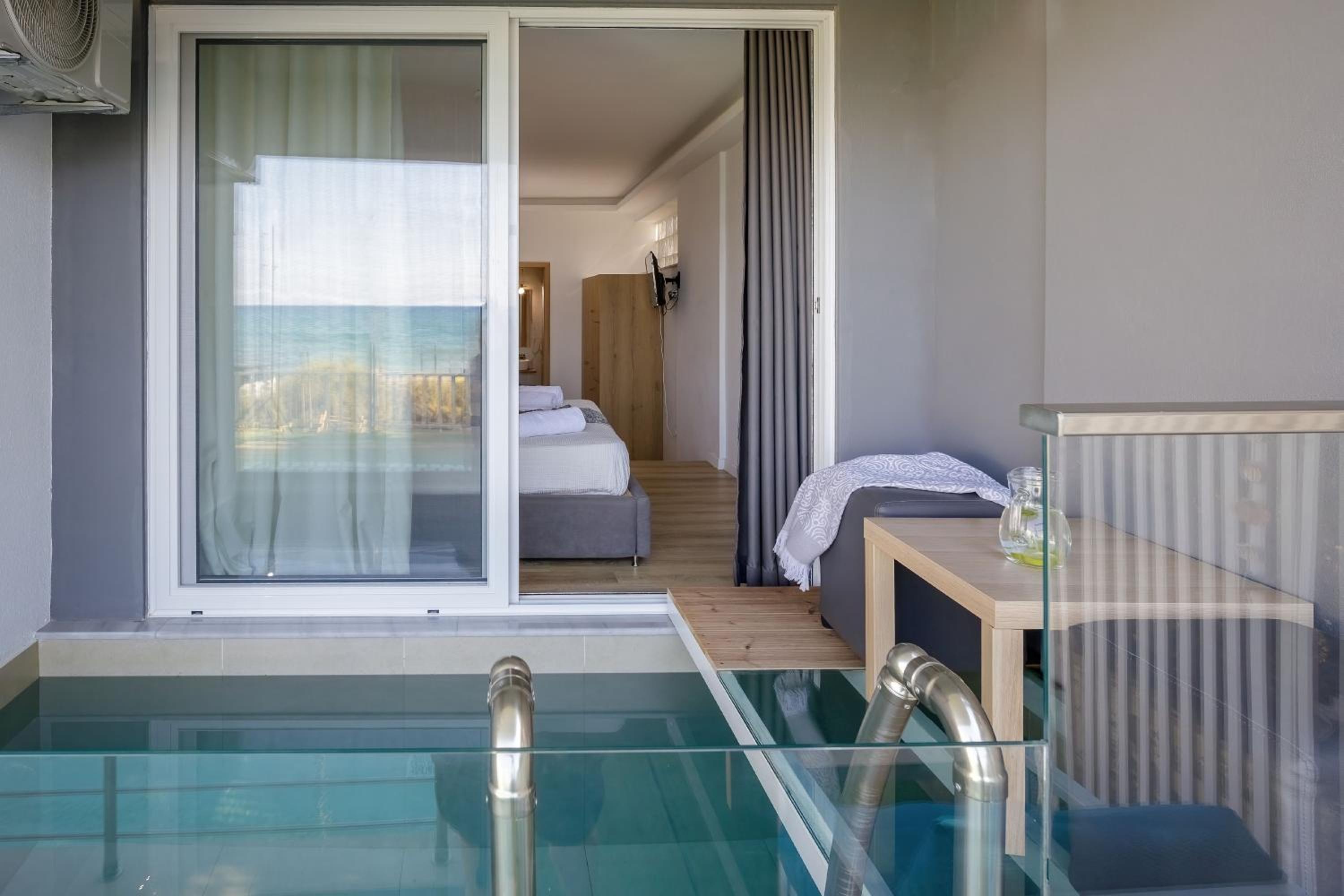 Junior Suite with Private Pool - Photo 27