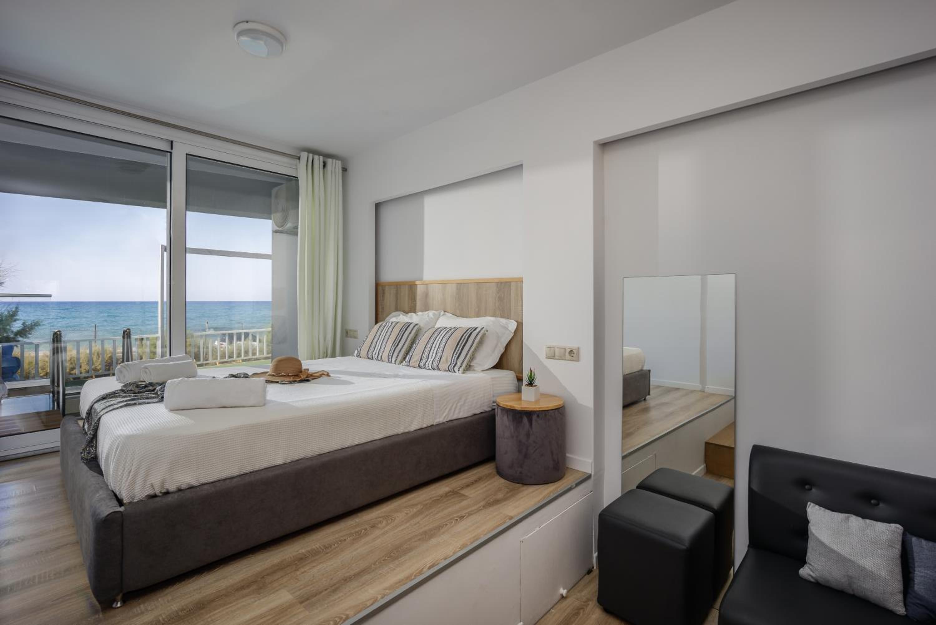 Junior Suite with Private Pool - Photo 26