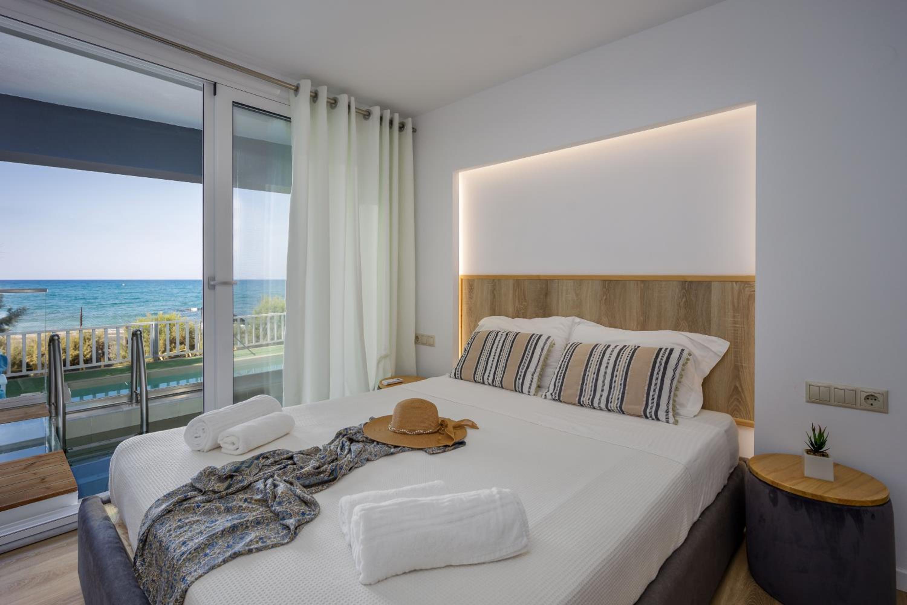 Junior Suite with Private Pool - Photo 1