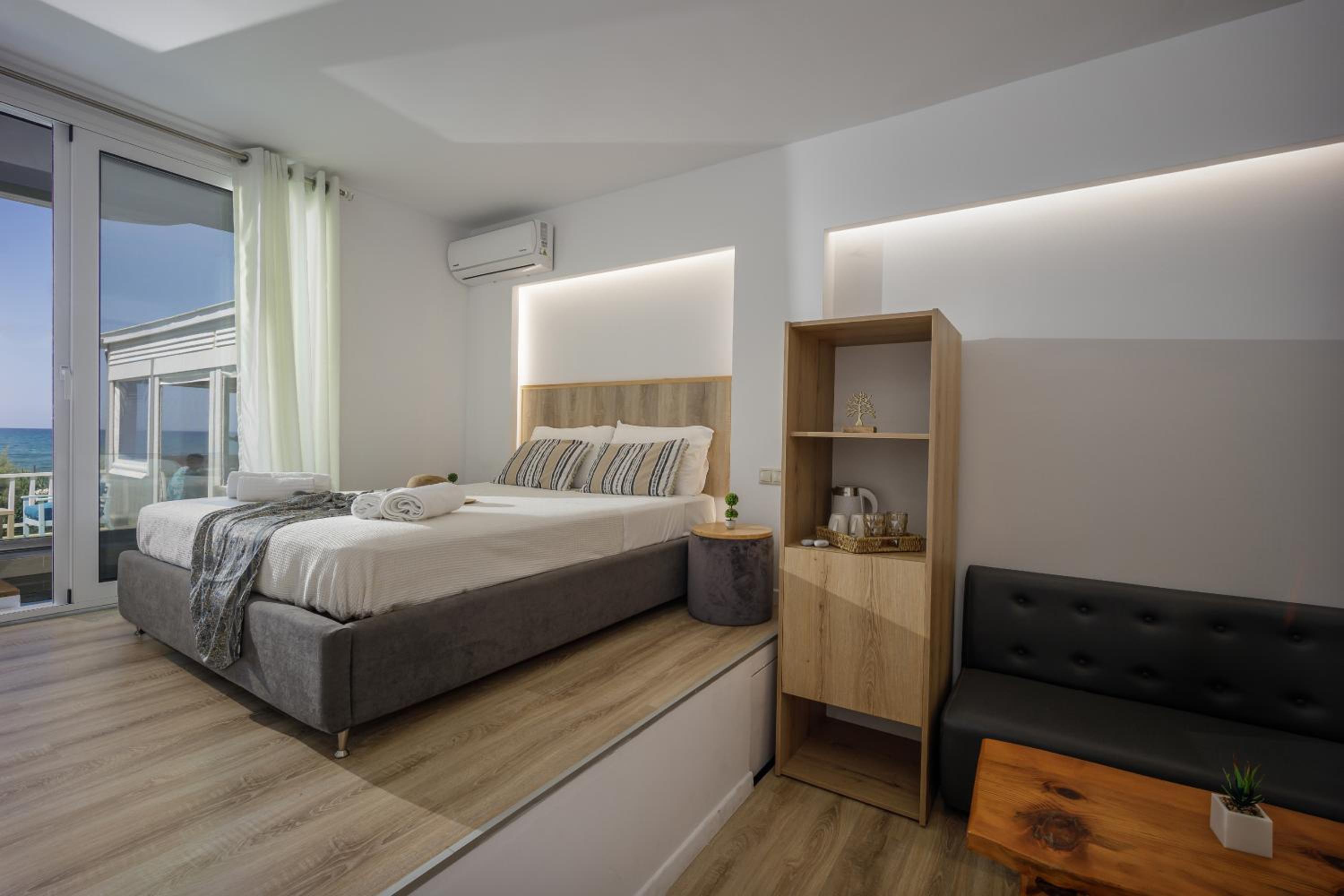 Junior Suite with Private Pool - Photo 25