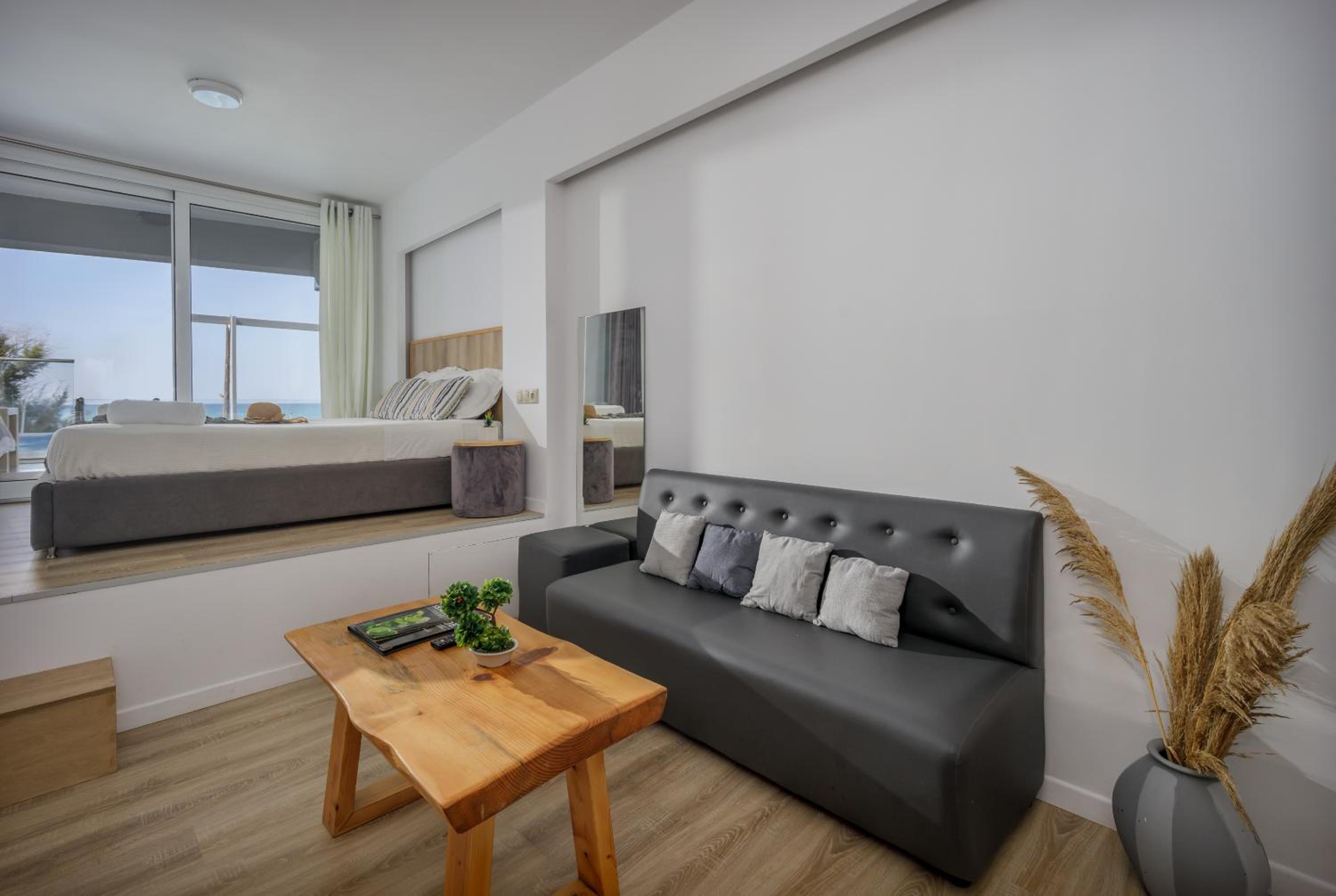 Junior Suite with Private Pool - Photo 23