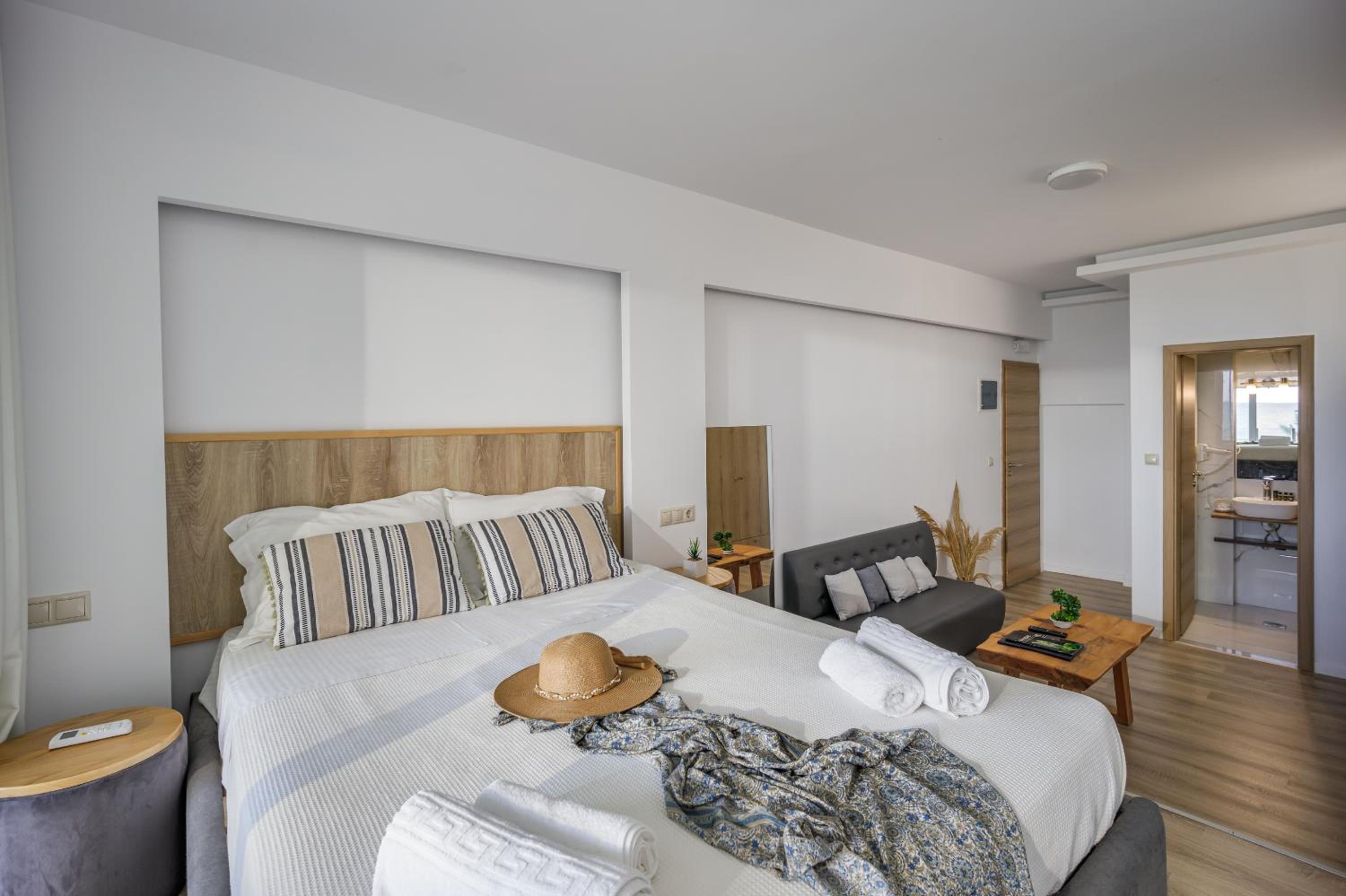 Junior Suite with Private Pool - Photo 21