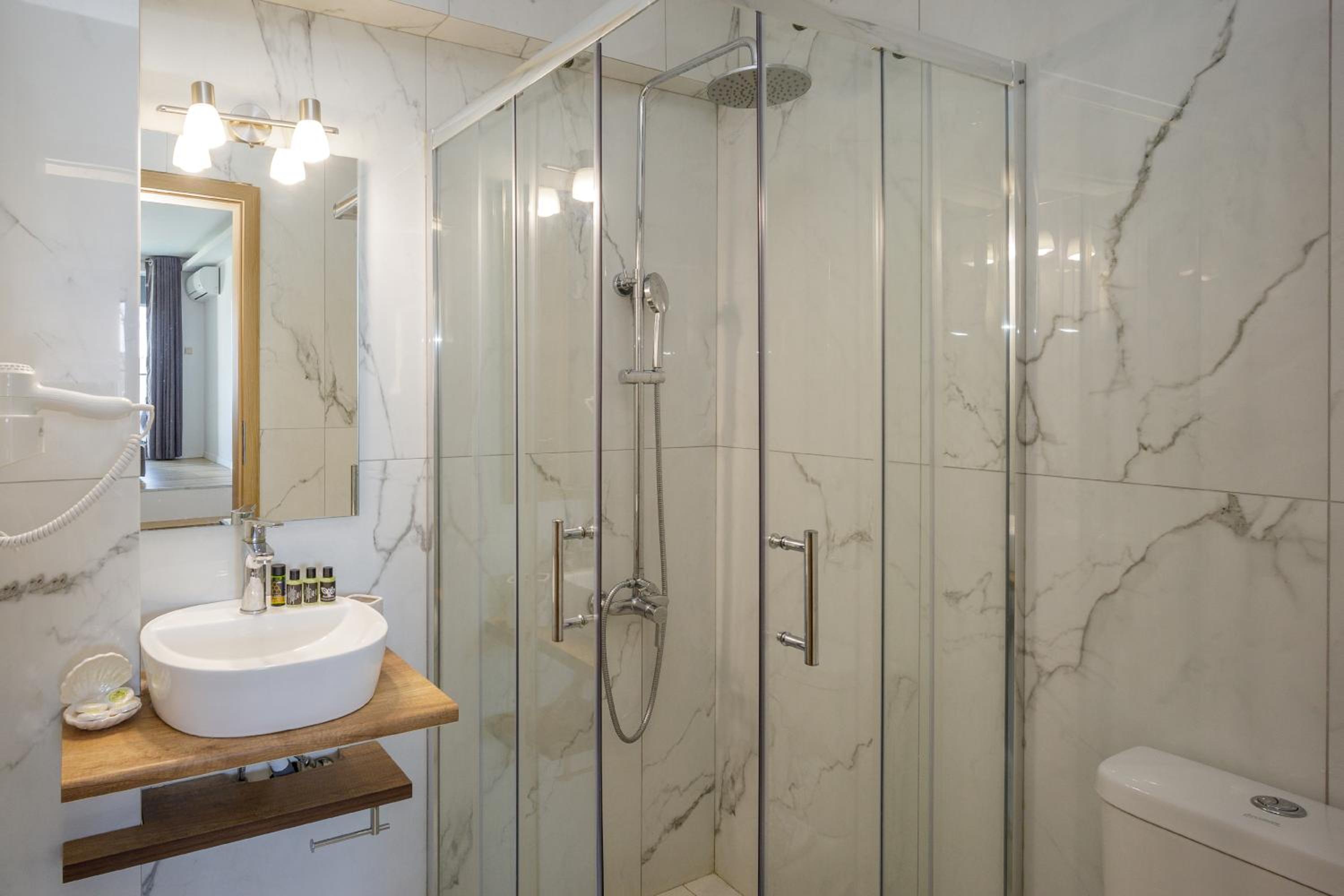 Junior Suite with Private Pool - Photo 22
