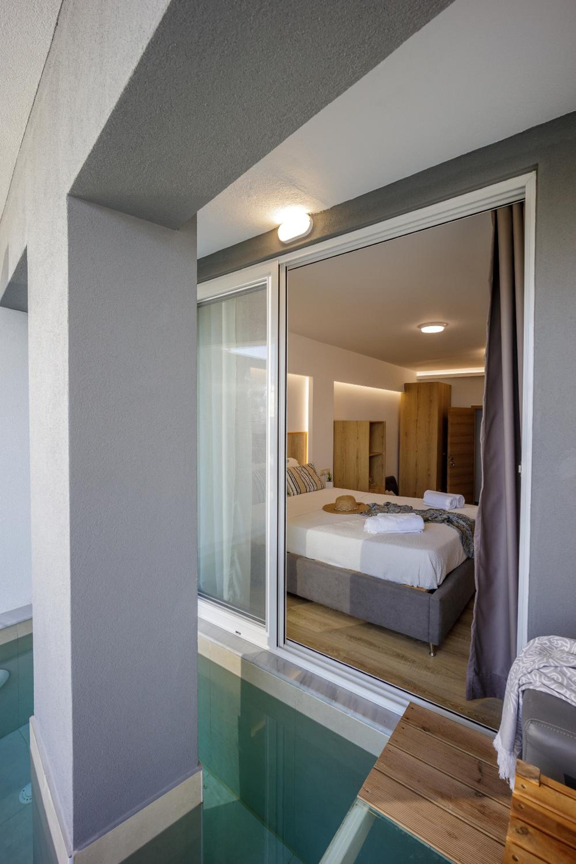 Junior Suite with Private Pool - Photo 11