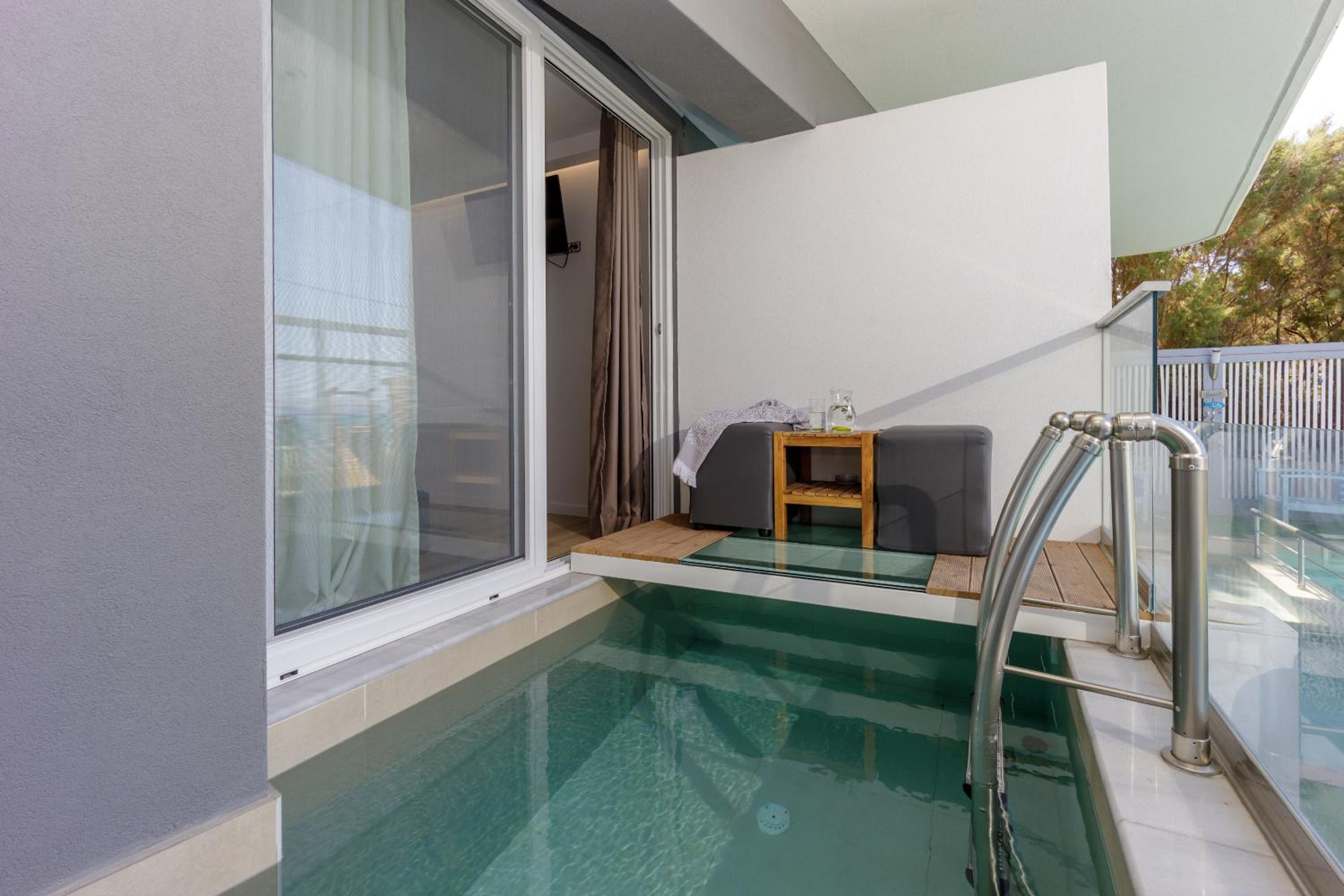 Junior Suite with Private Pool - Photo 13