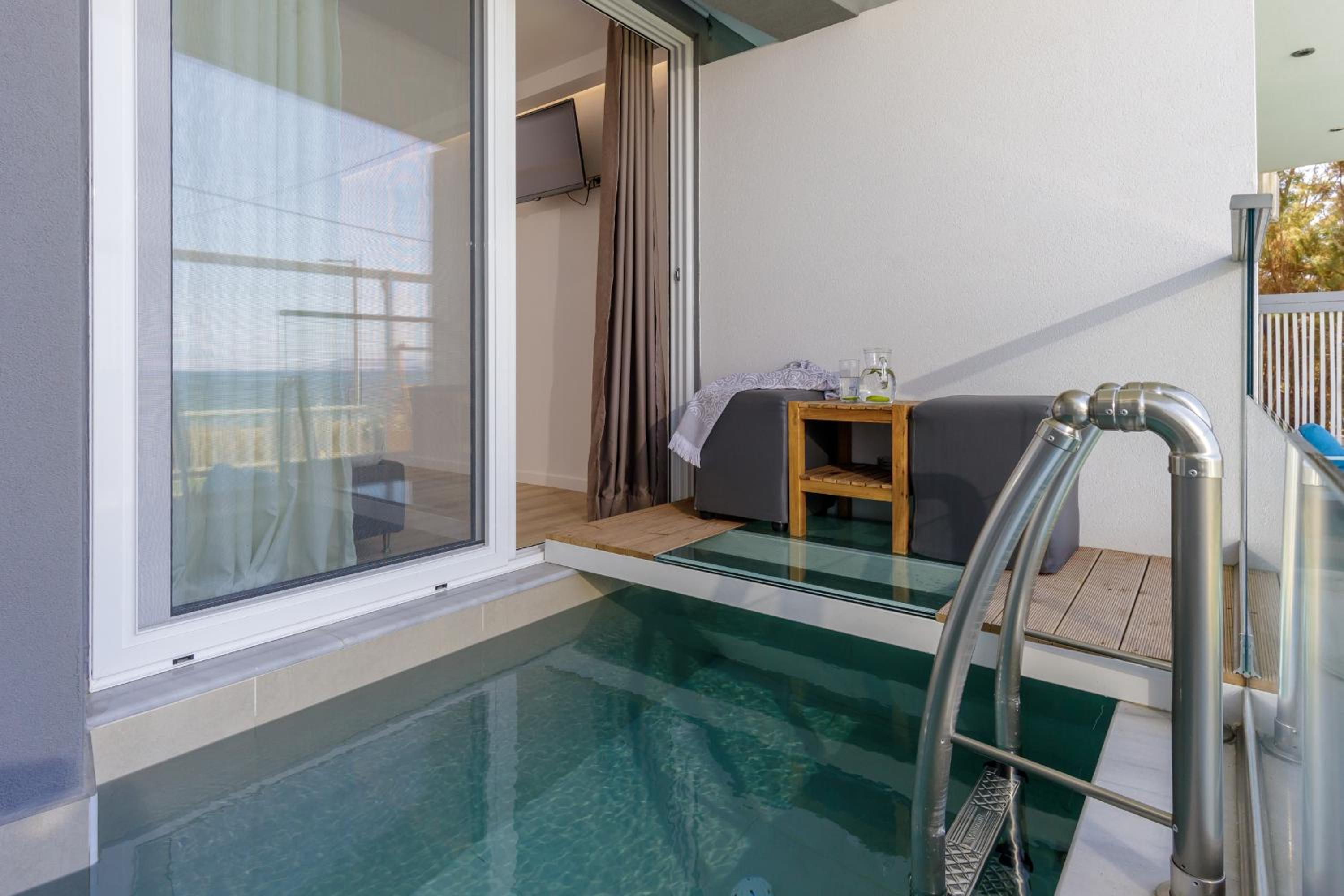 Junior Suite with Private Pool - Photo 15