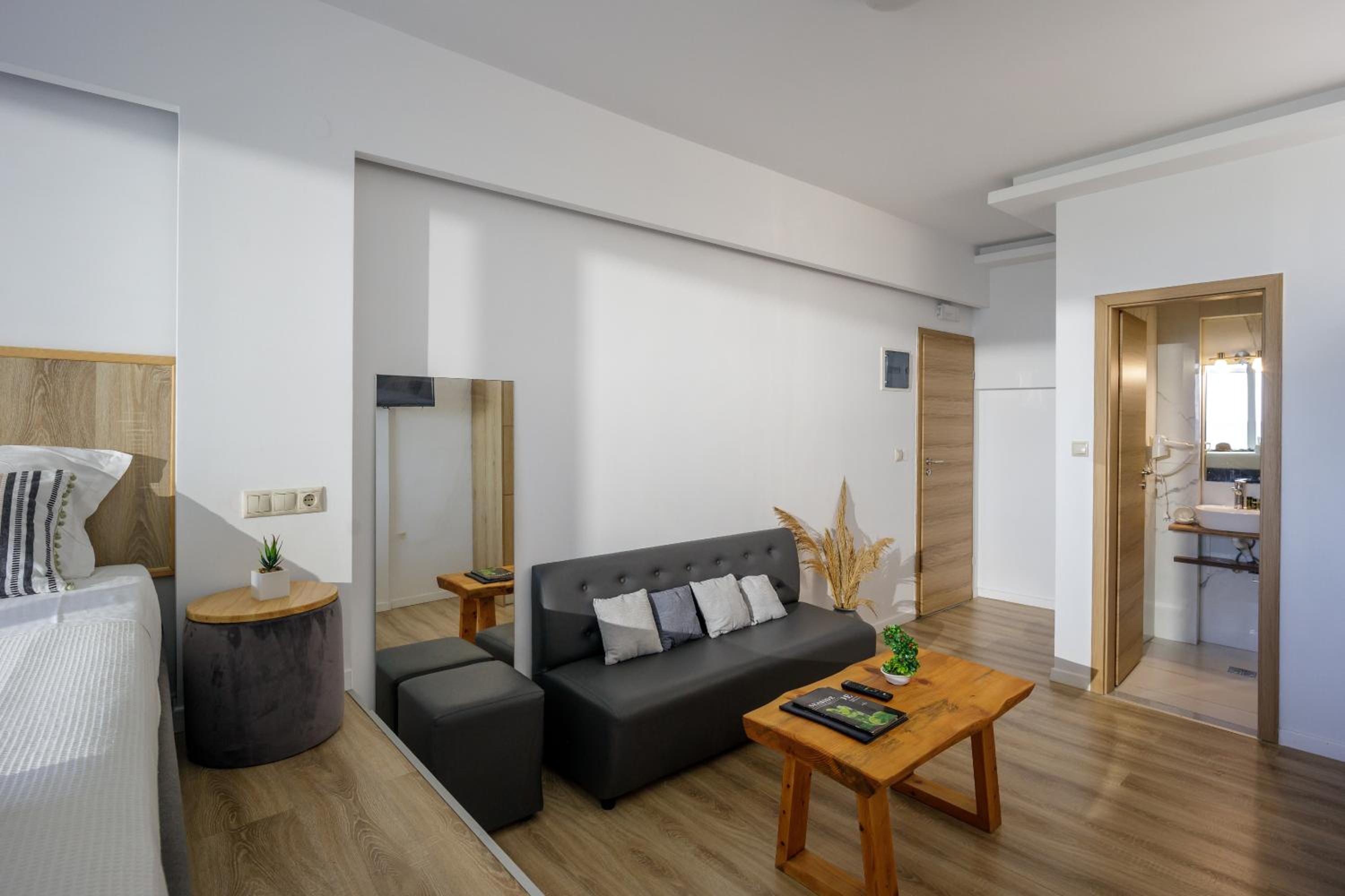 Junior Suite with Private Pool - Photo 16