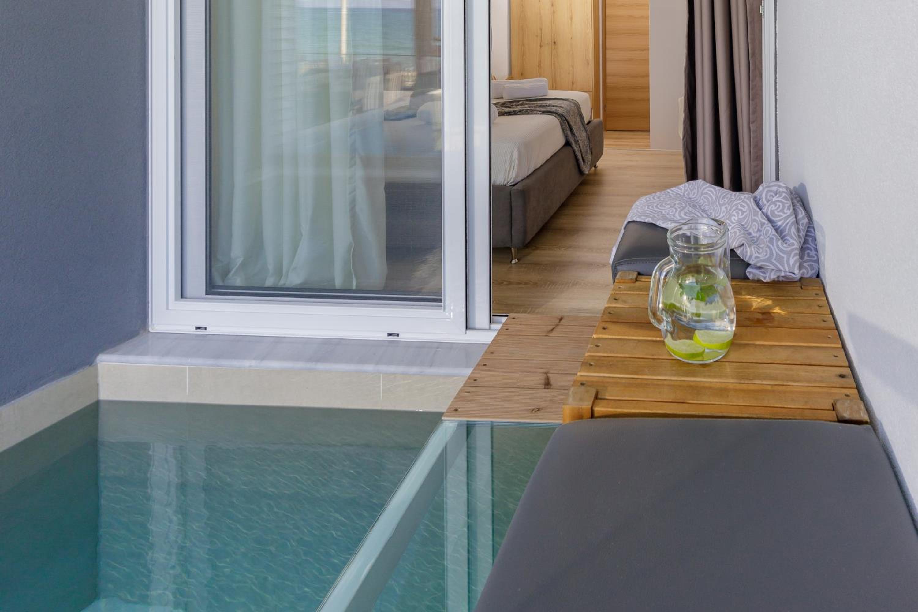 Junior Suite with Private Pool - Photo 10