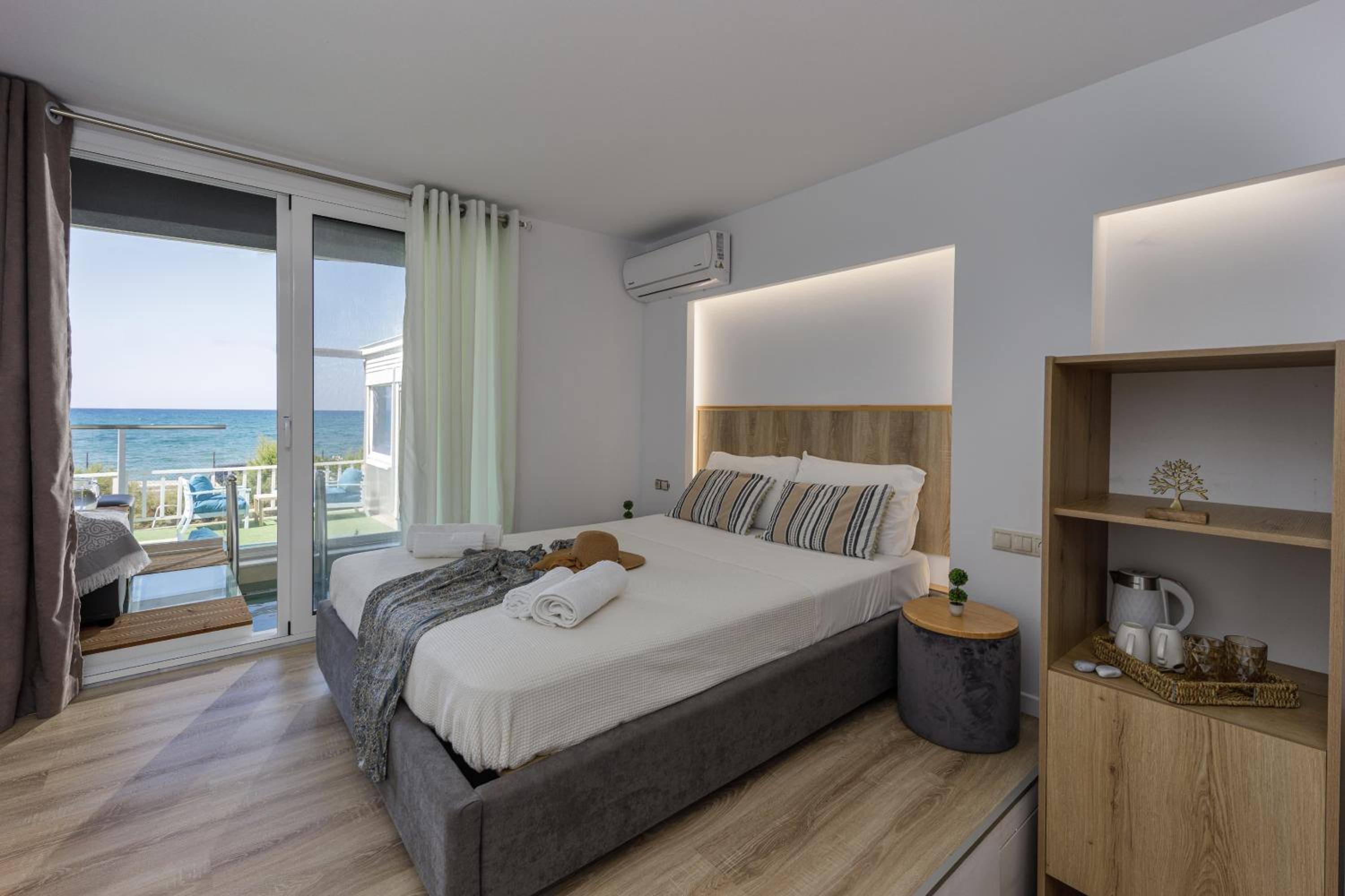 Junior Suite with Private Pool - Photo 9