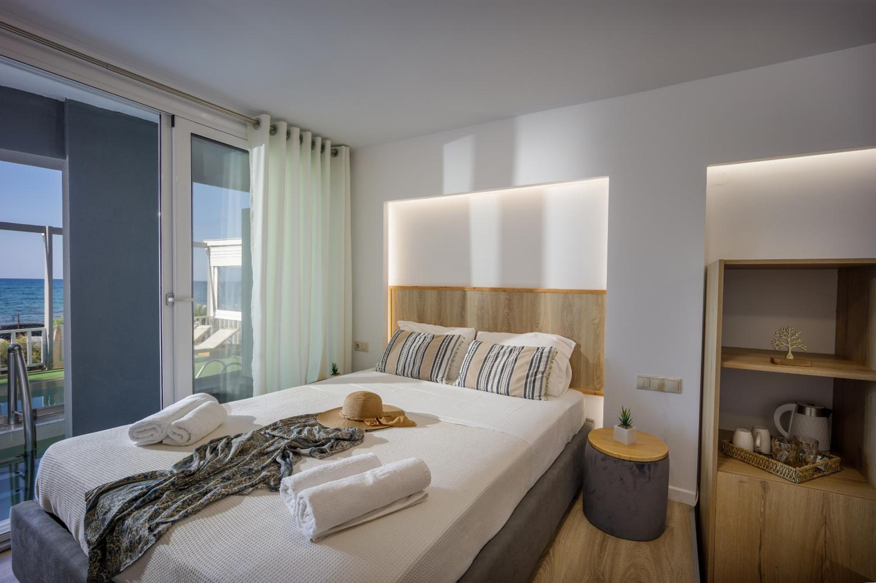 Junior Suite with Private Pool - Photo 8