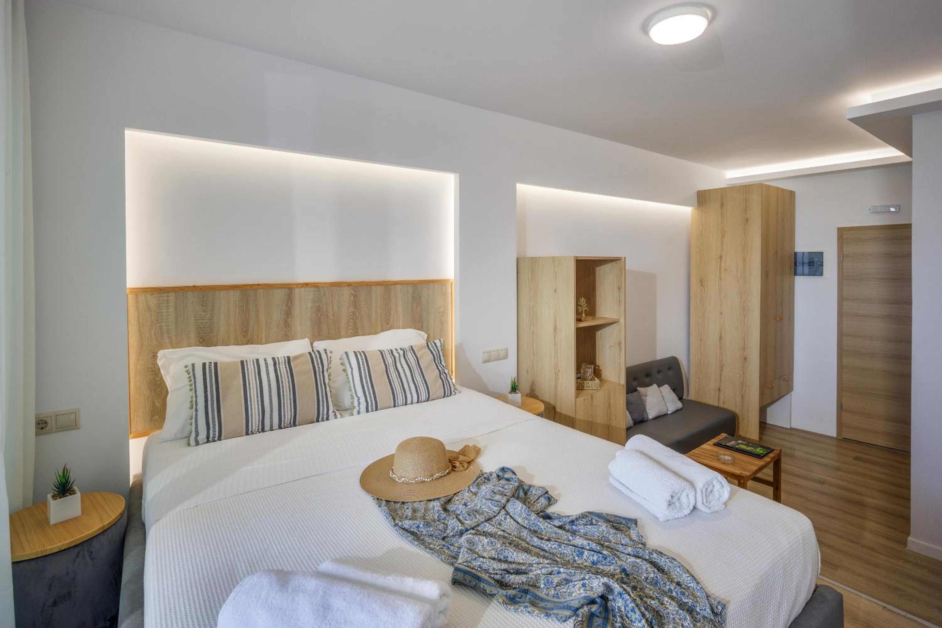 Junior Suite with Private Pool - Photo 7