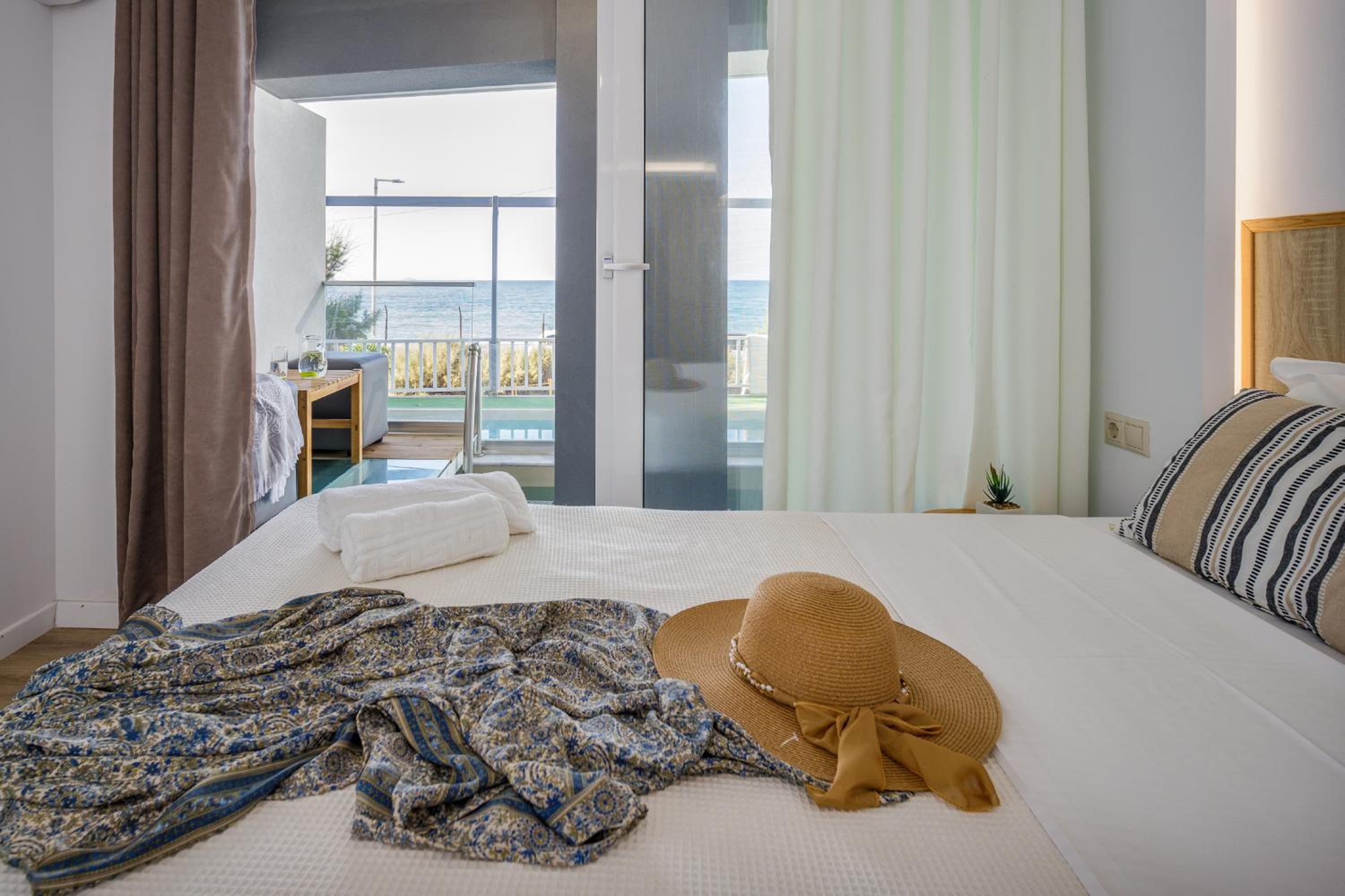 Junior Suite with Private Pool - Photo 6