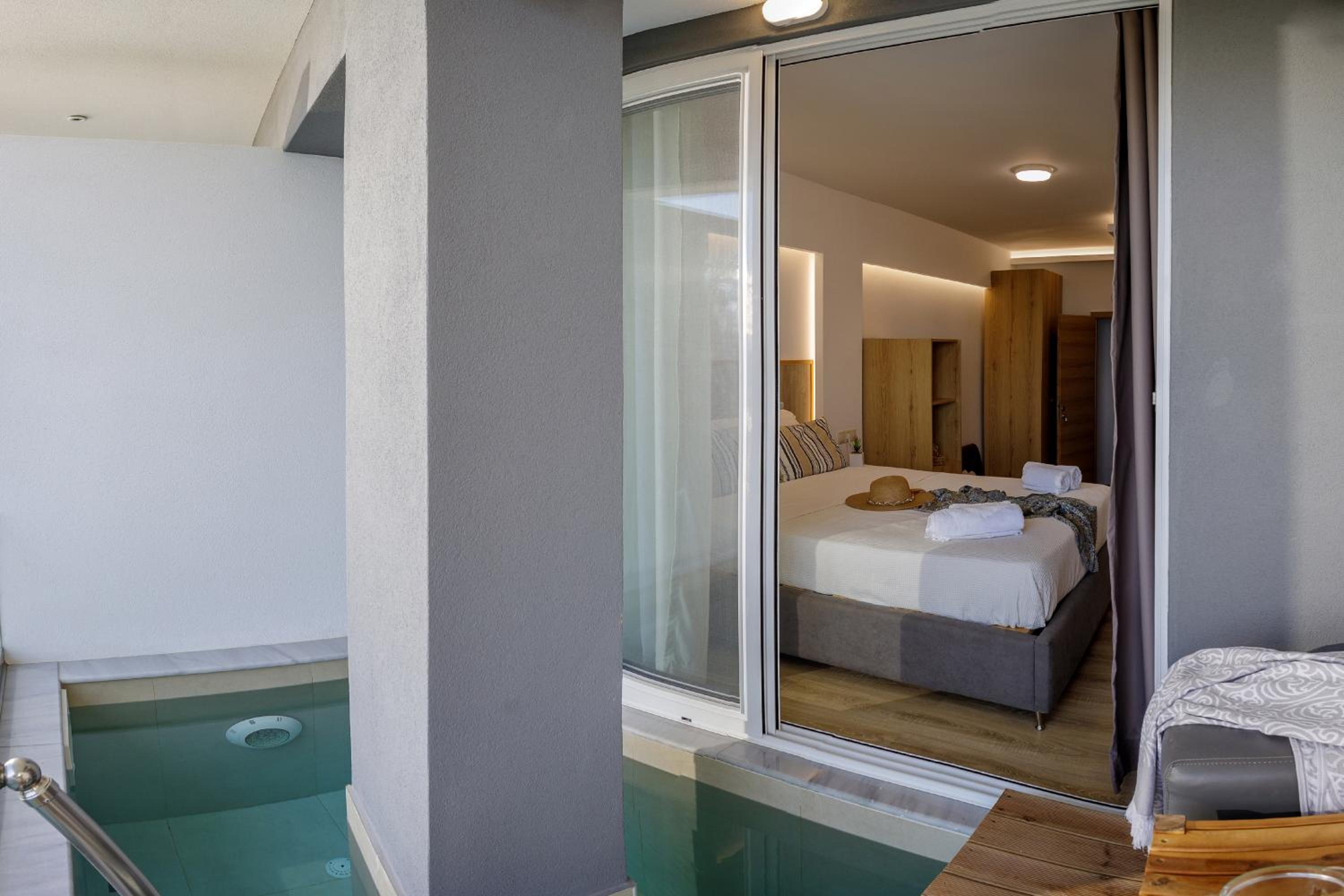 Junior Suite with Private Pool - Photo 3