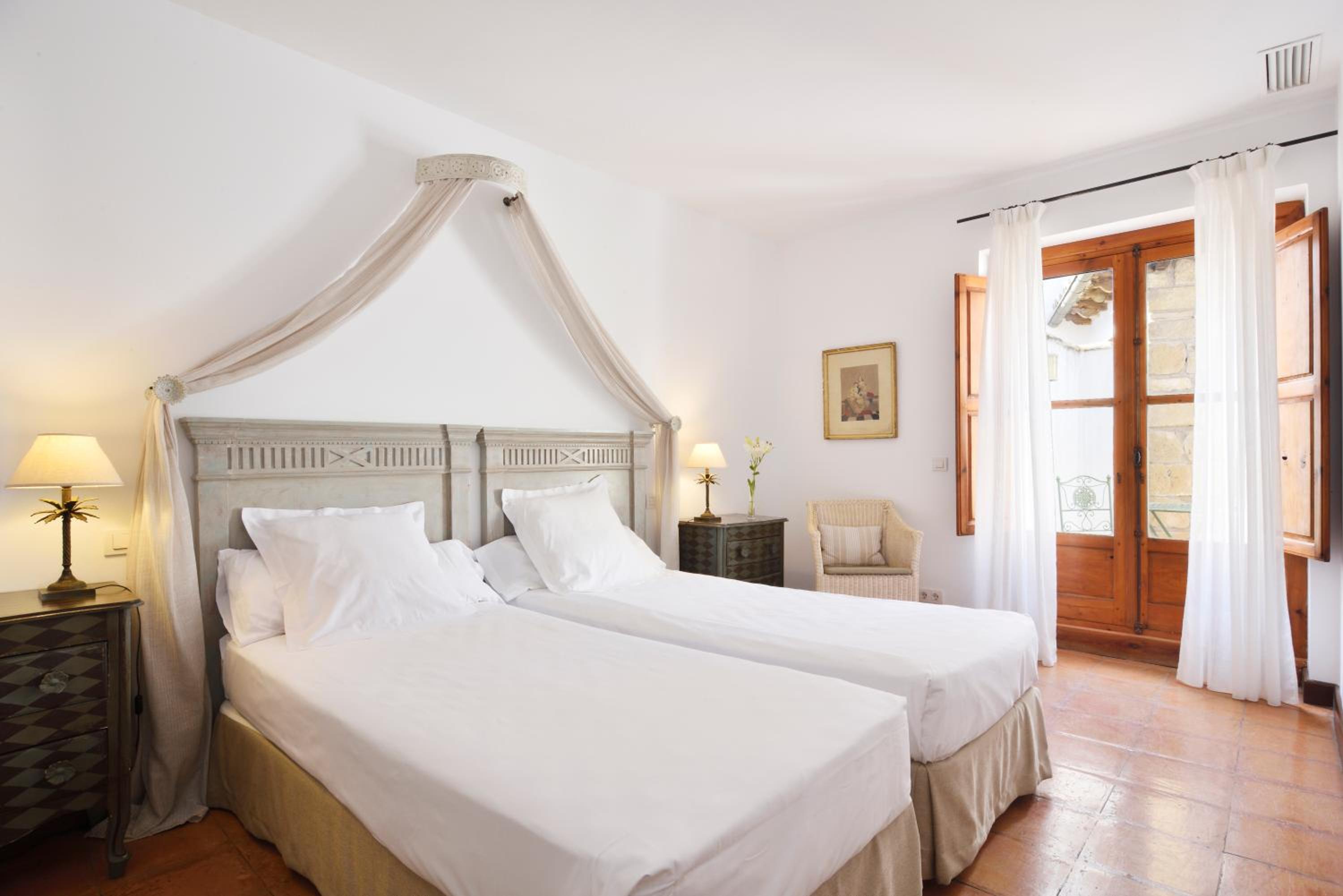Double Room (2 Adults + 1 Child ) - Photo 4