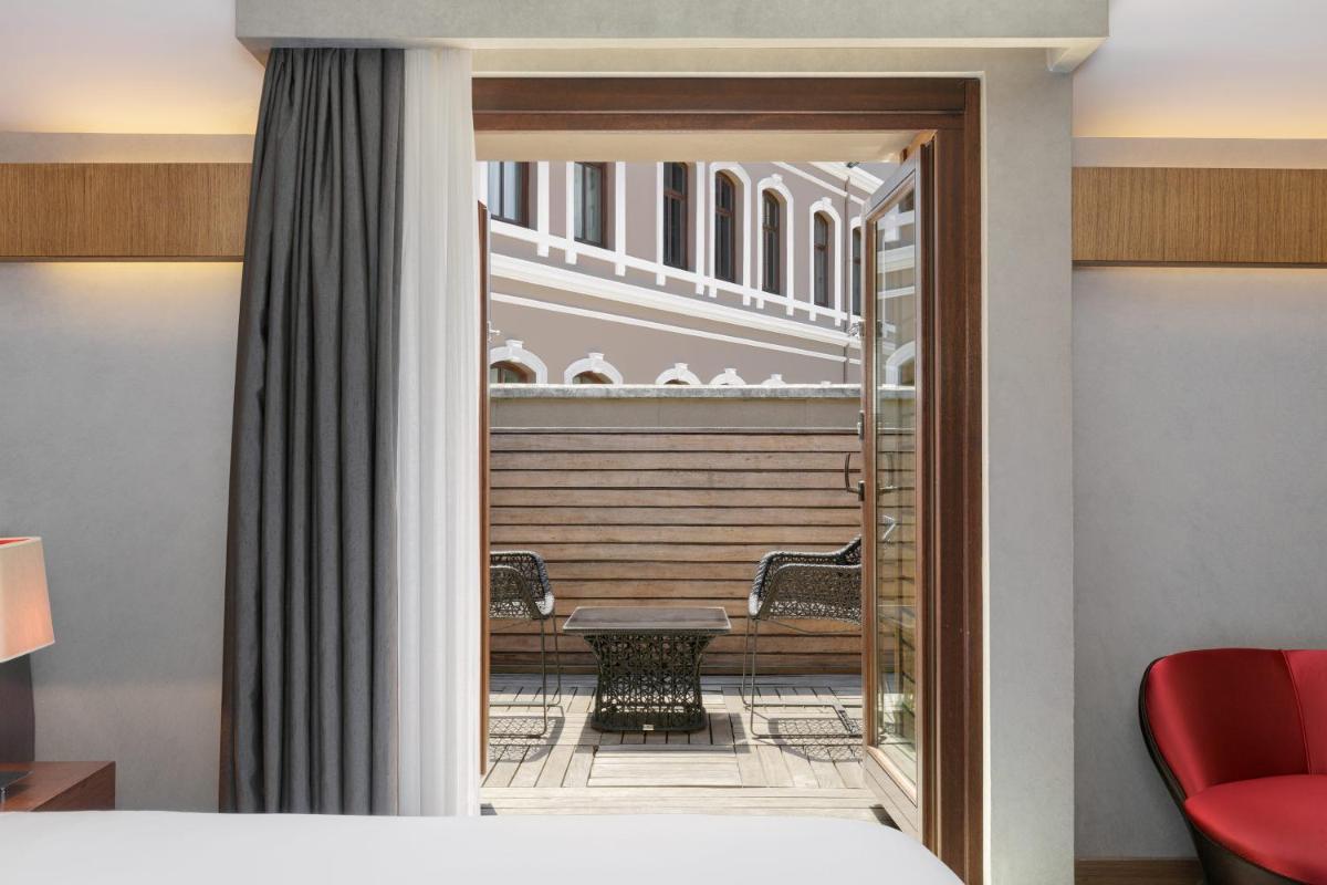 Fabulous King Room with Balcony photo 2