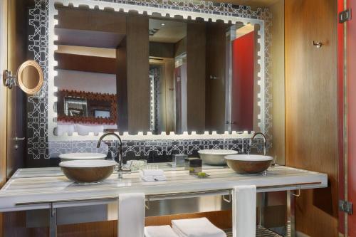Fabulous King Room with Balcony photo 3