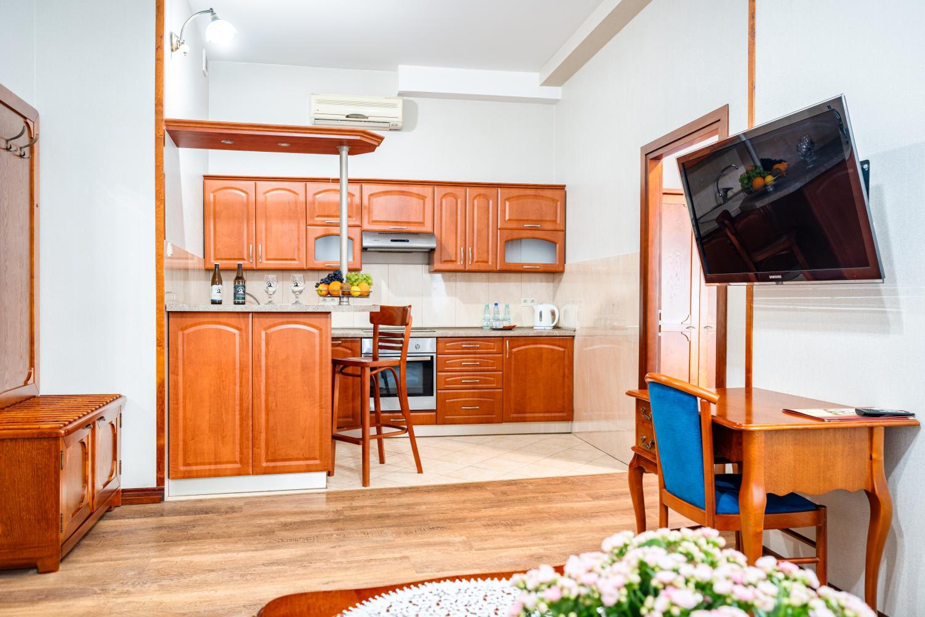 One-Bedroom Suite - Photo 7
