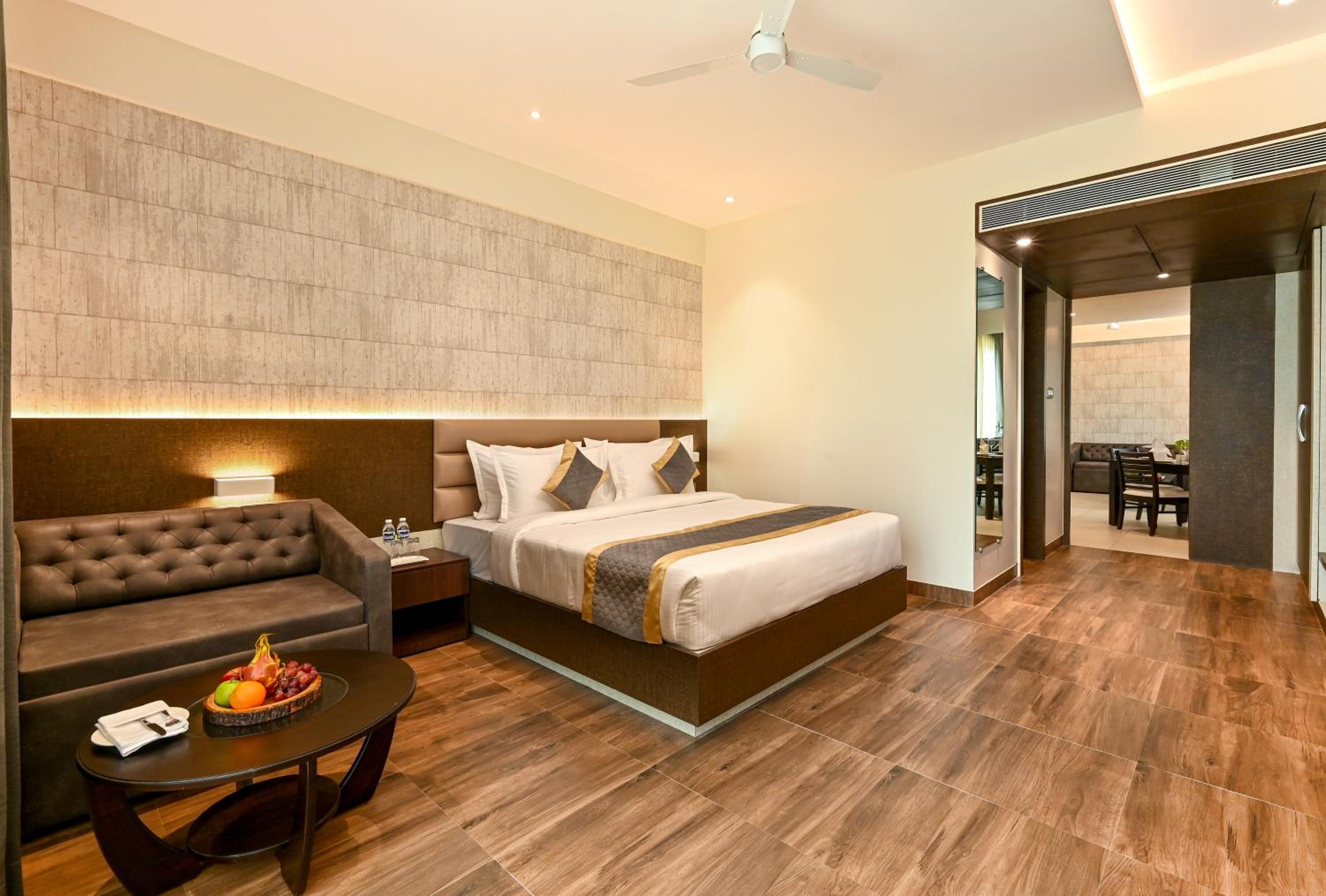 Suite - Photo 1
