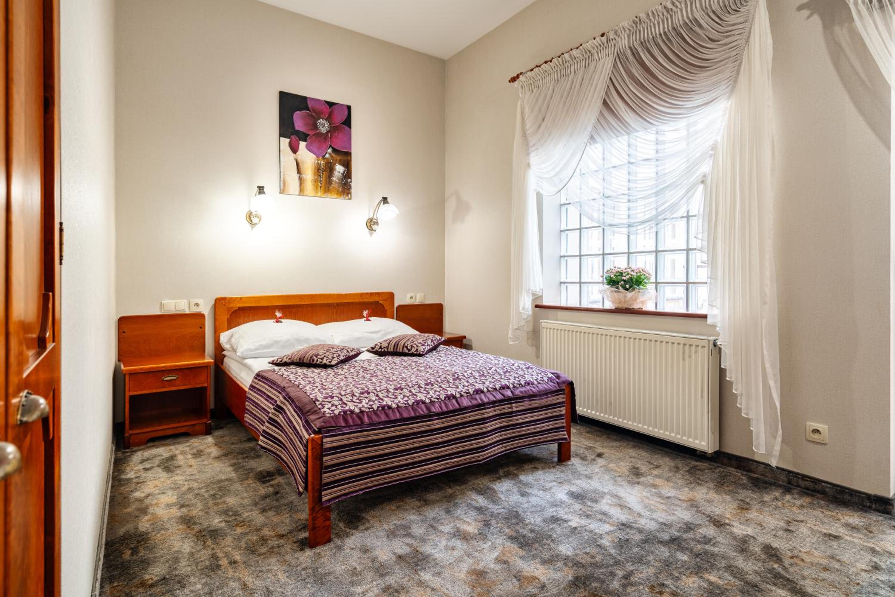 One-Bedroom Suite - Photo 9