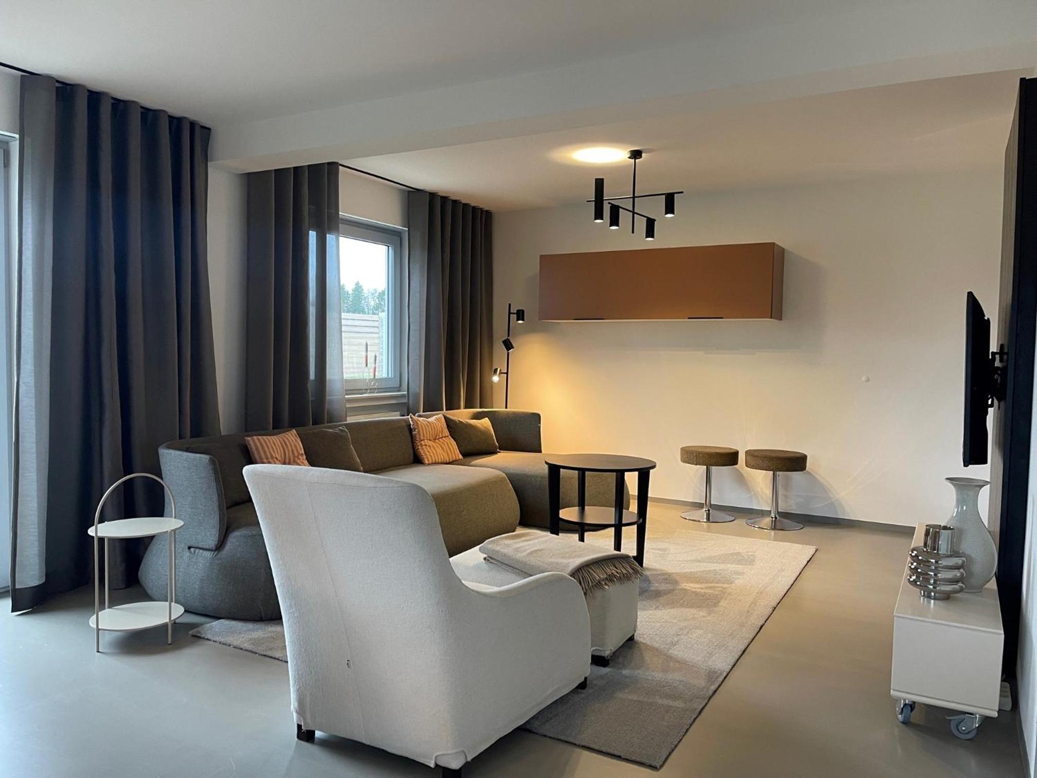 Six-Bedroom House photo 1