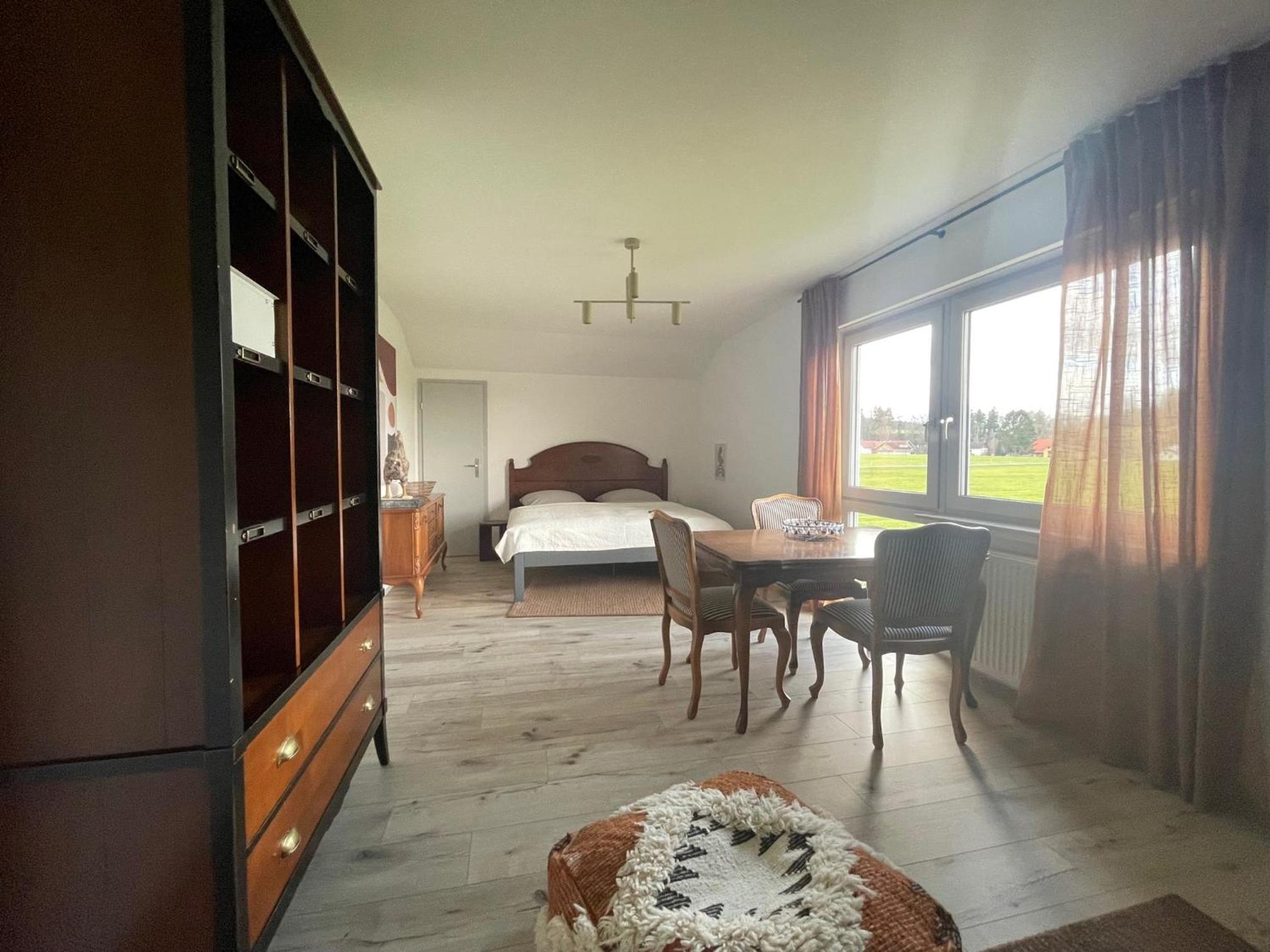 Six-Bedroom House photo 3