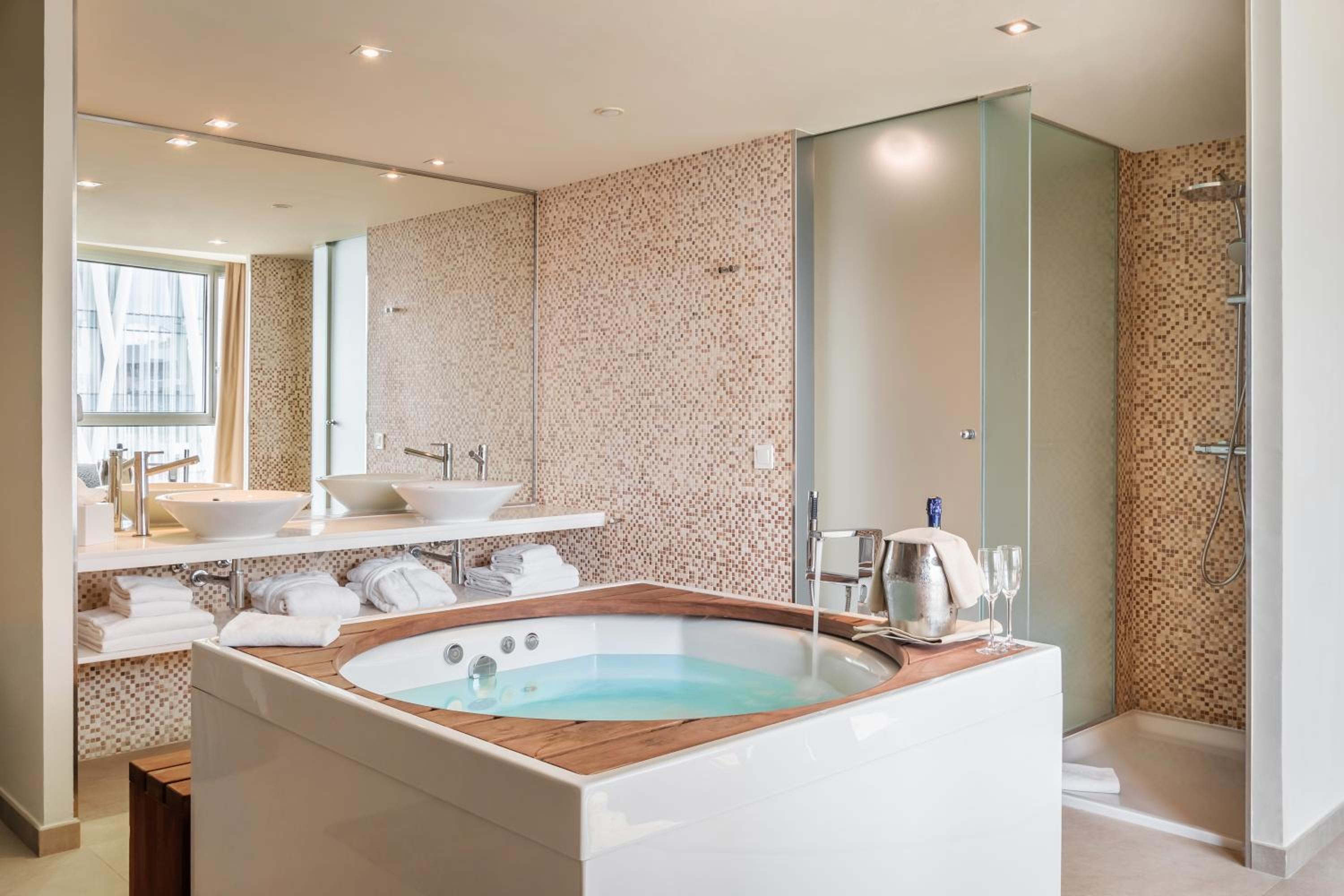 Suite with Hot Tub photo 3