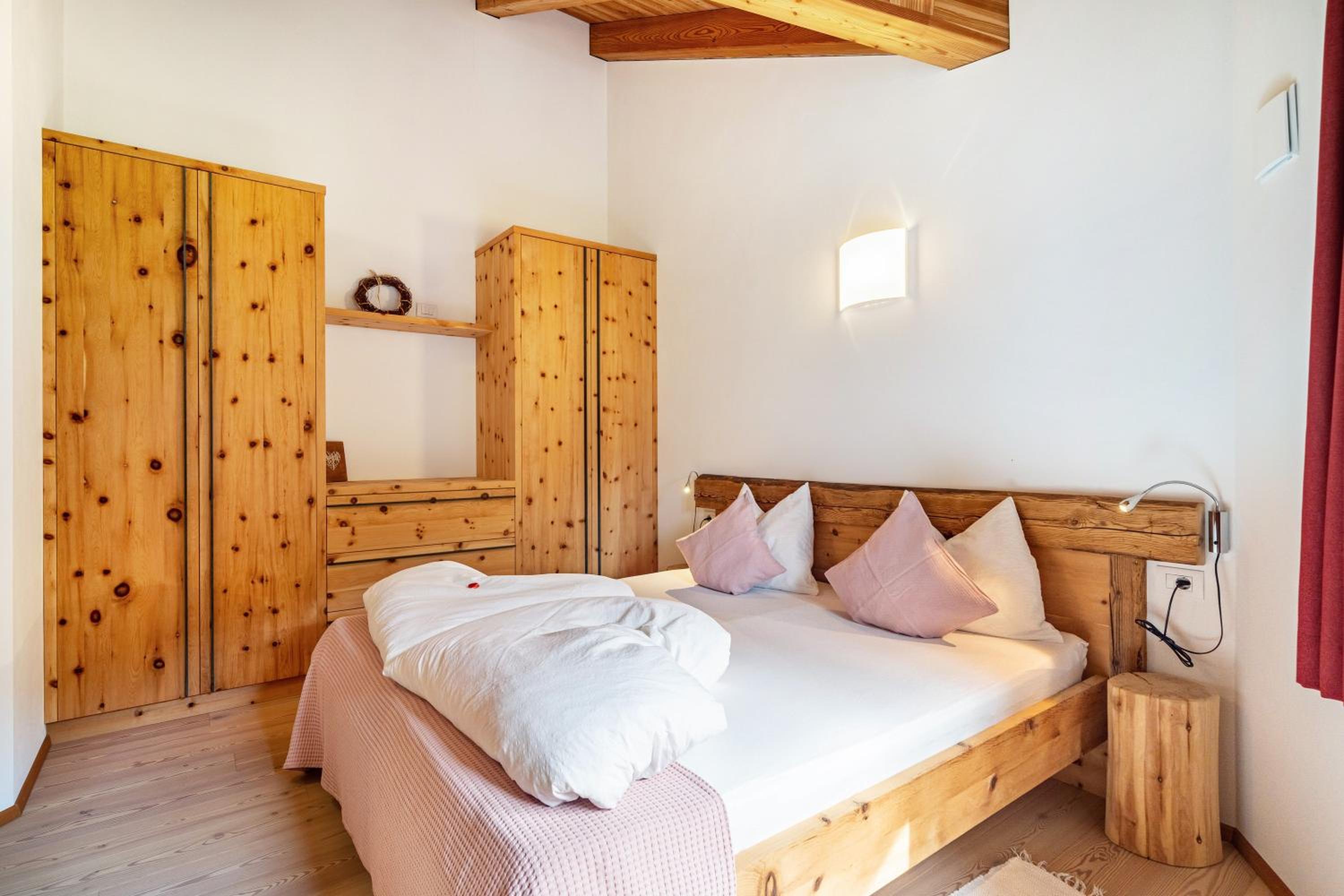 Two-Bedroom Deluxe Apartment with Garden View photo 2