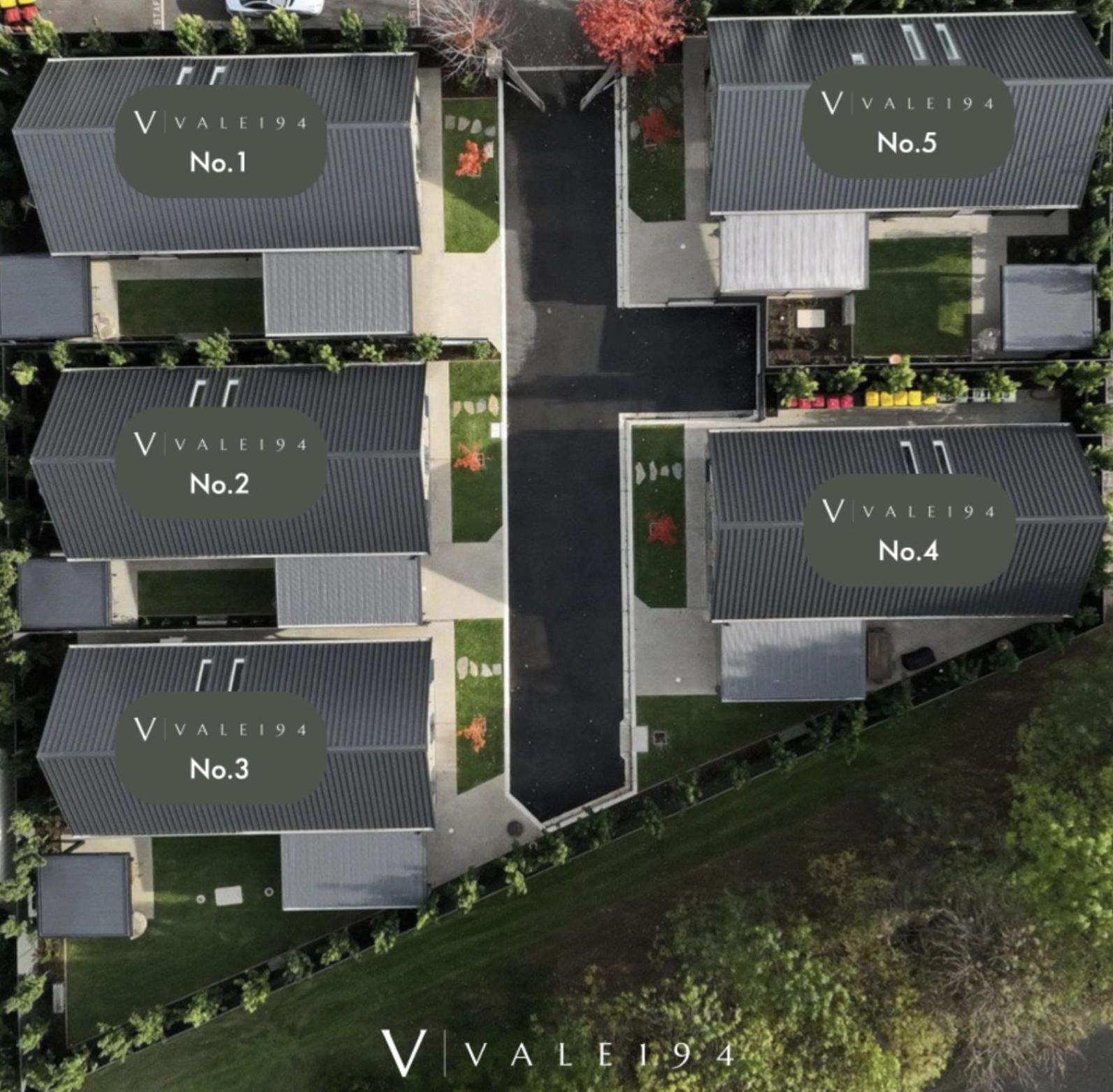 Three-Bedroom House Vale 194 no. 3 with EV Charger photo 2