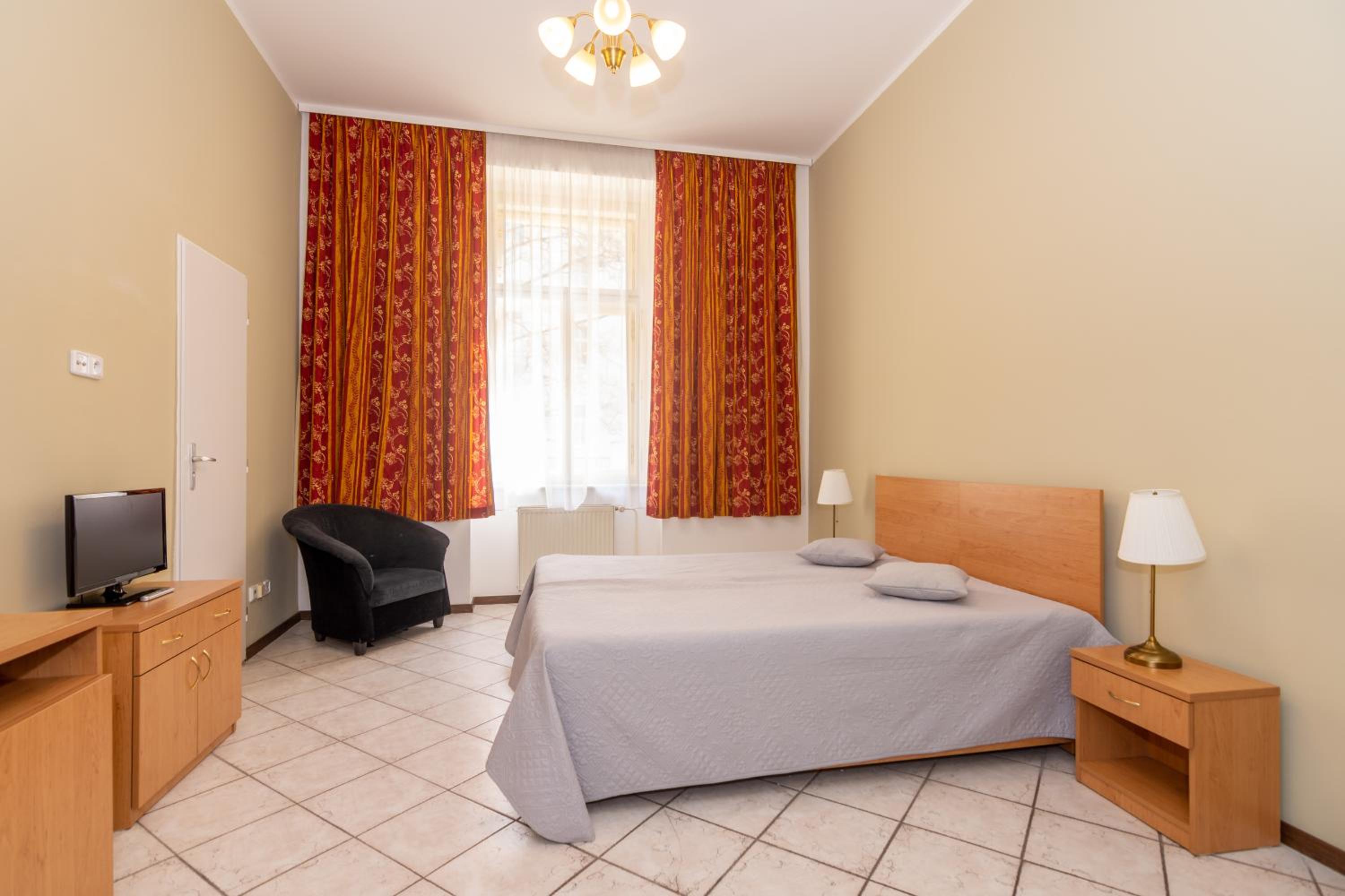 Double or Twin Room with Private Bathroom thumbnail 5